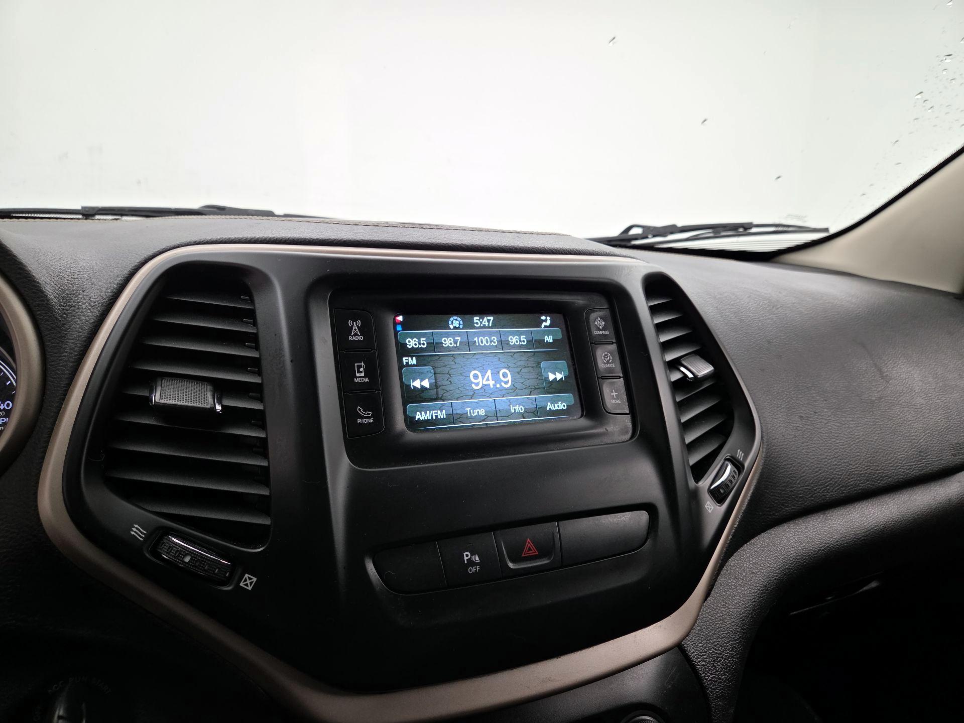 Thumbnail: 2017 Jeep Cherokee - 15