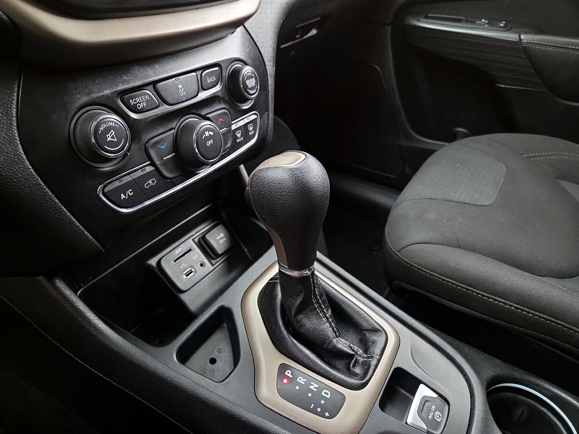 Thumbnail: 2017 Jeep Cherokee - 17