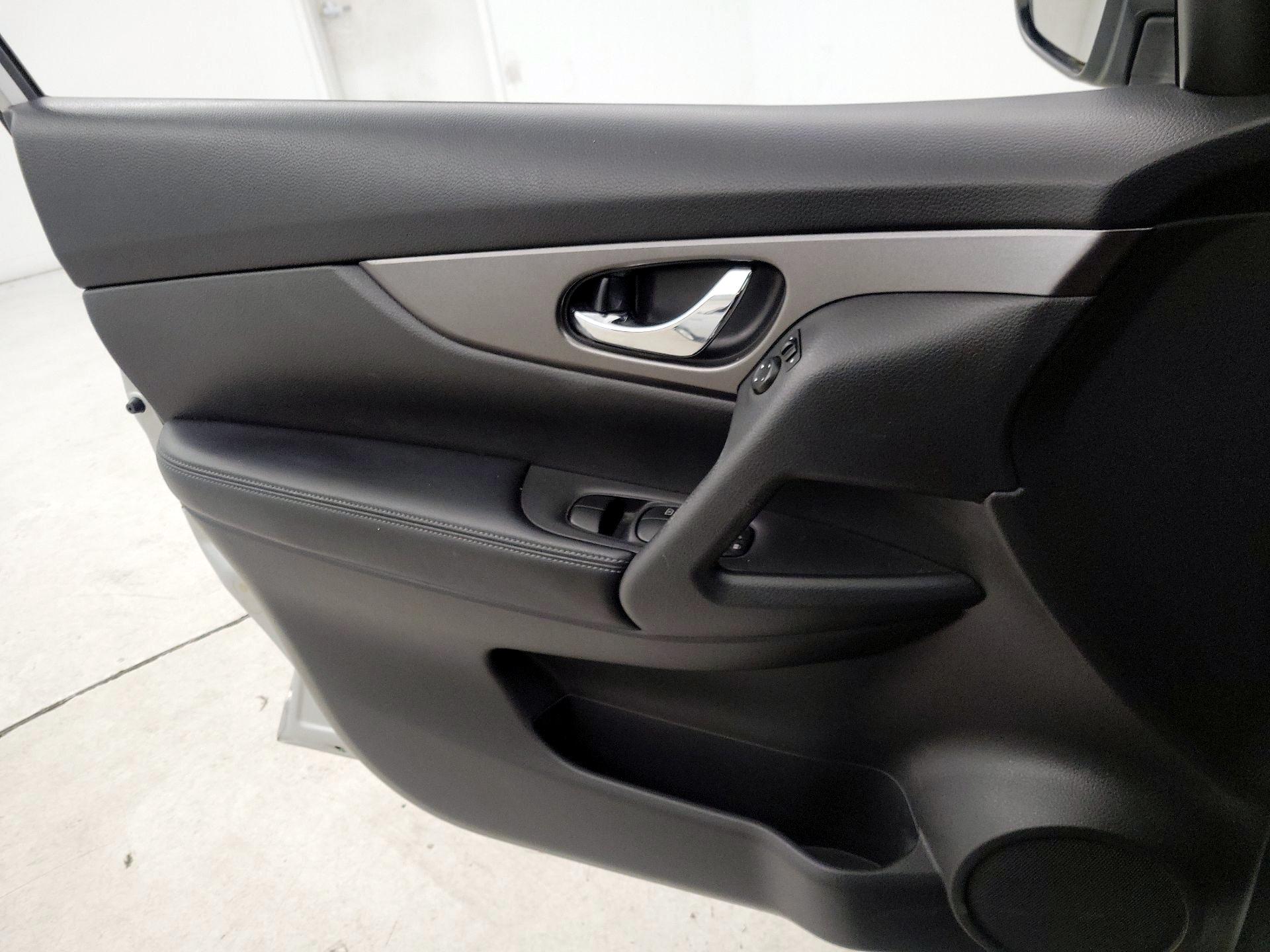 Thumbnail: 2016 Nissan Rogue - 12