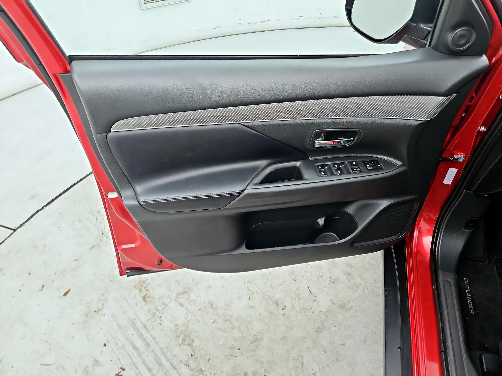 Thumbnail: 2019 Mitsubishi Outlander - 12