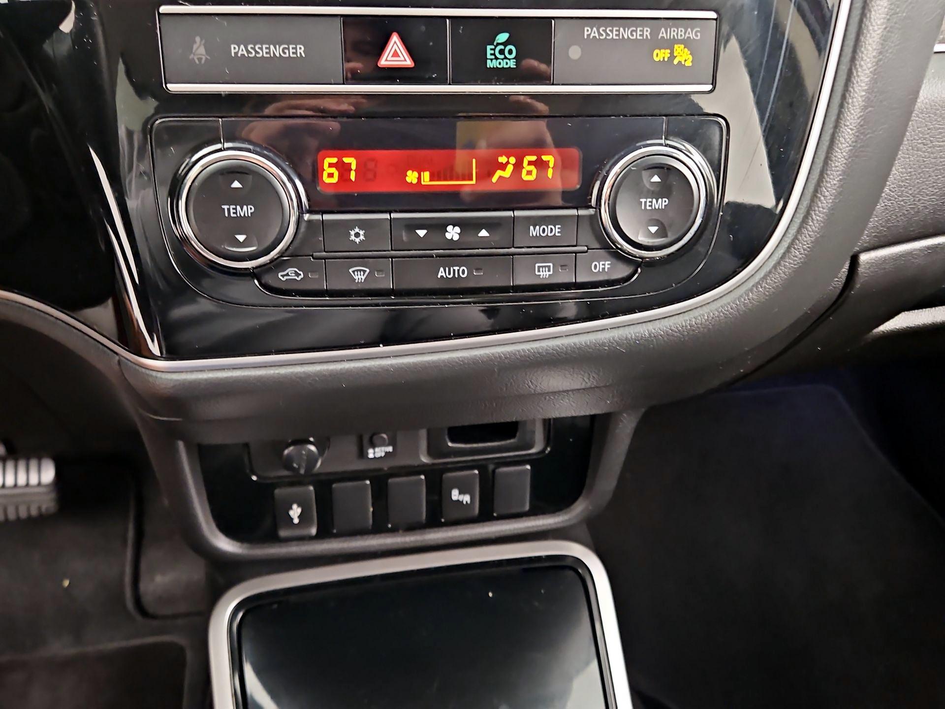 Thumbnail: 2019 Mitsubishi Outlander - 16