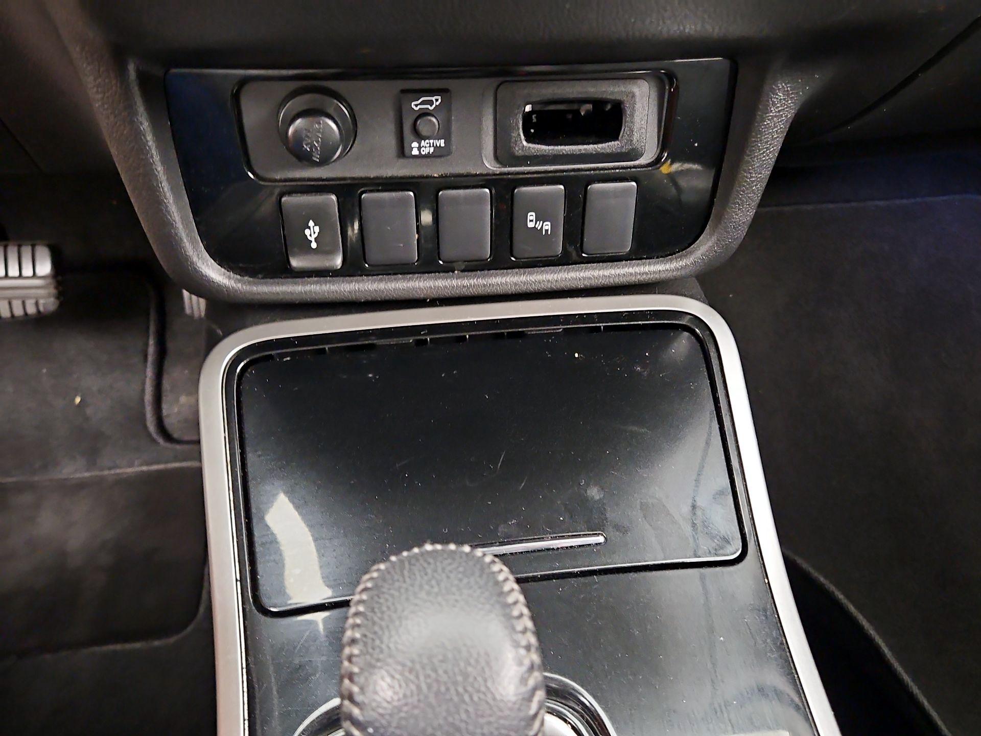 Thumbnail: 2019 Mitsubishi Outlander - 18