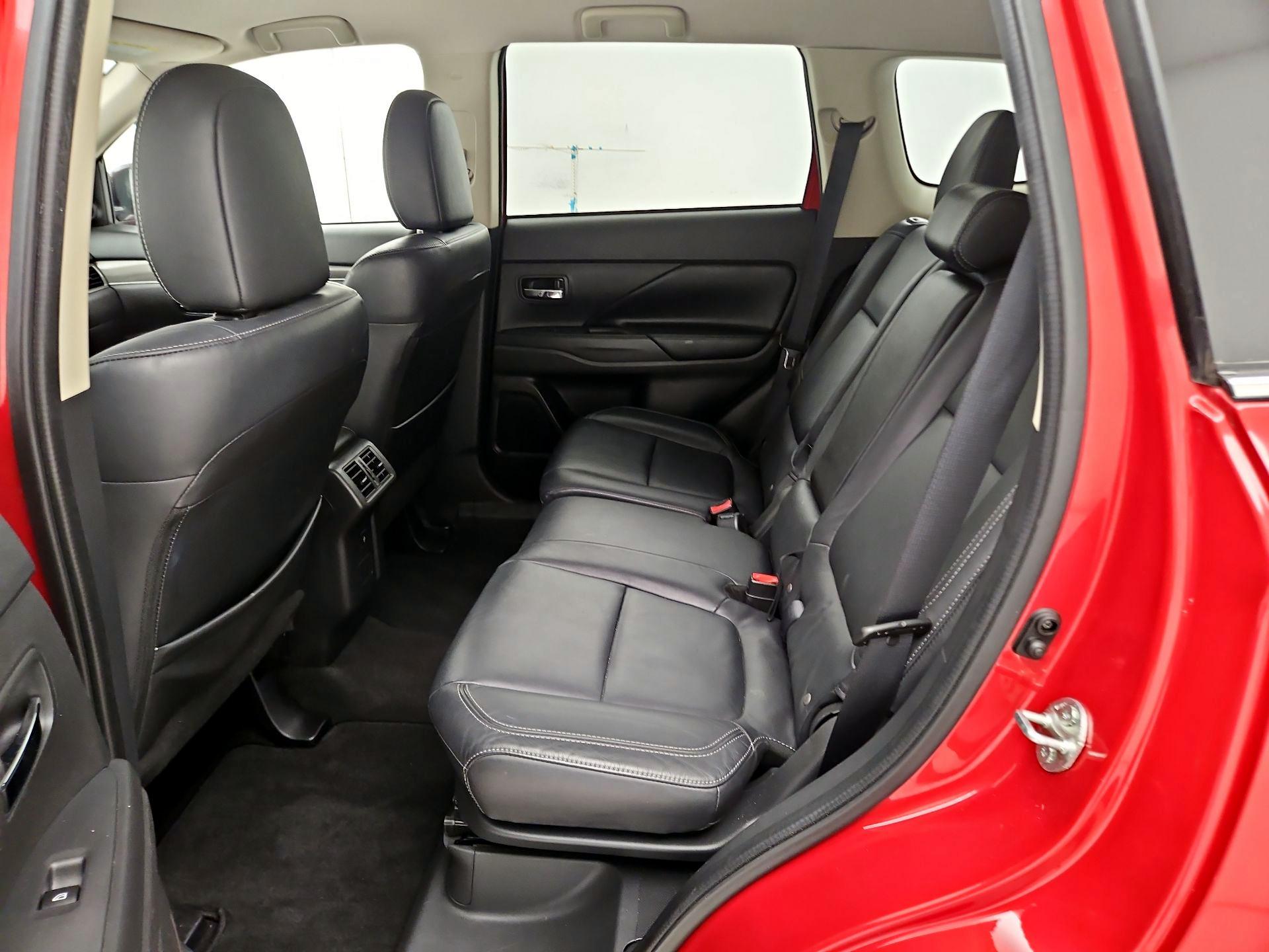 Thumbnail: 2019 Mitsubishi Outlander - 19