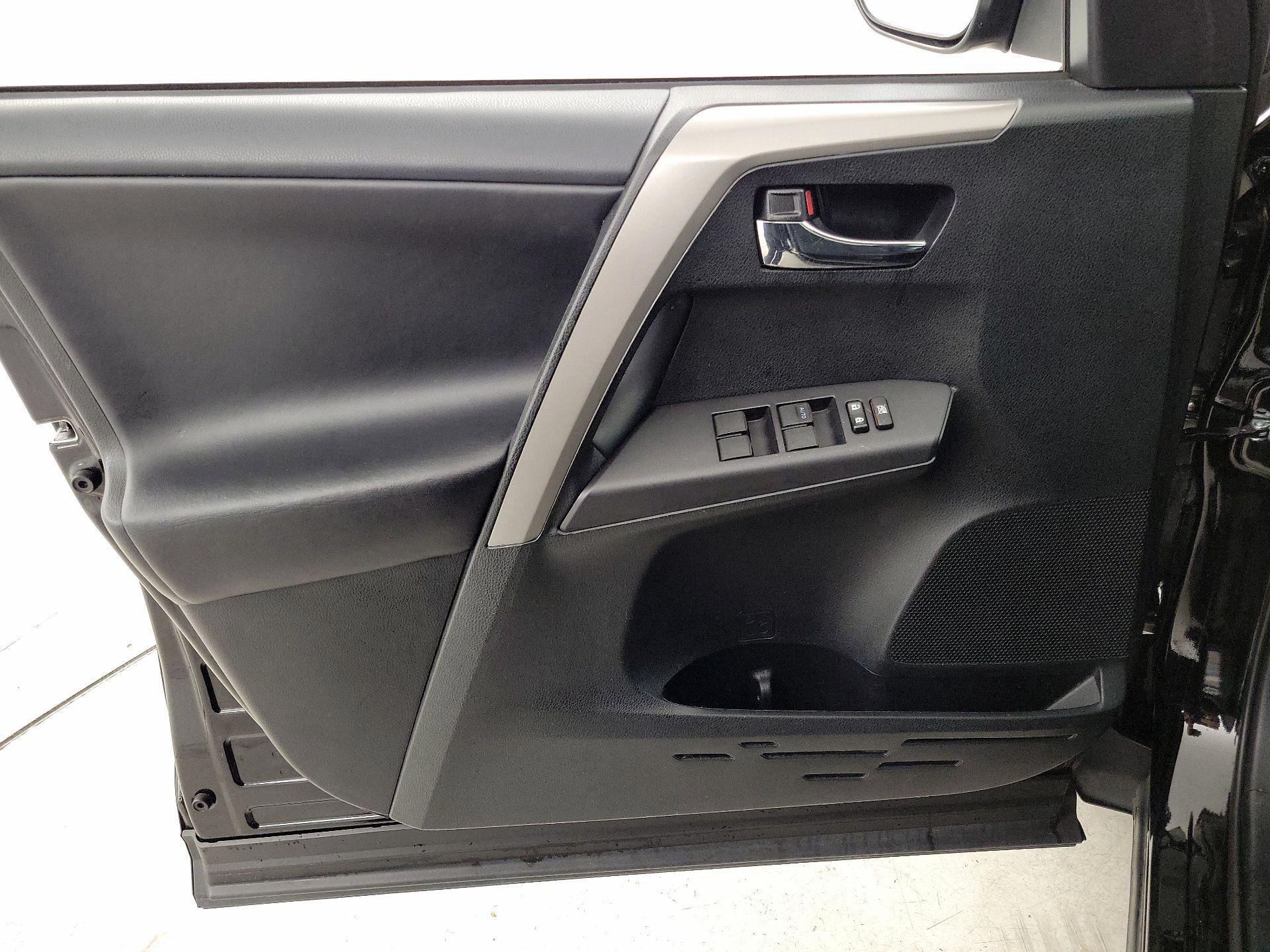 Thumbnail: 2018 Toyota RAV4 - 12