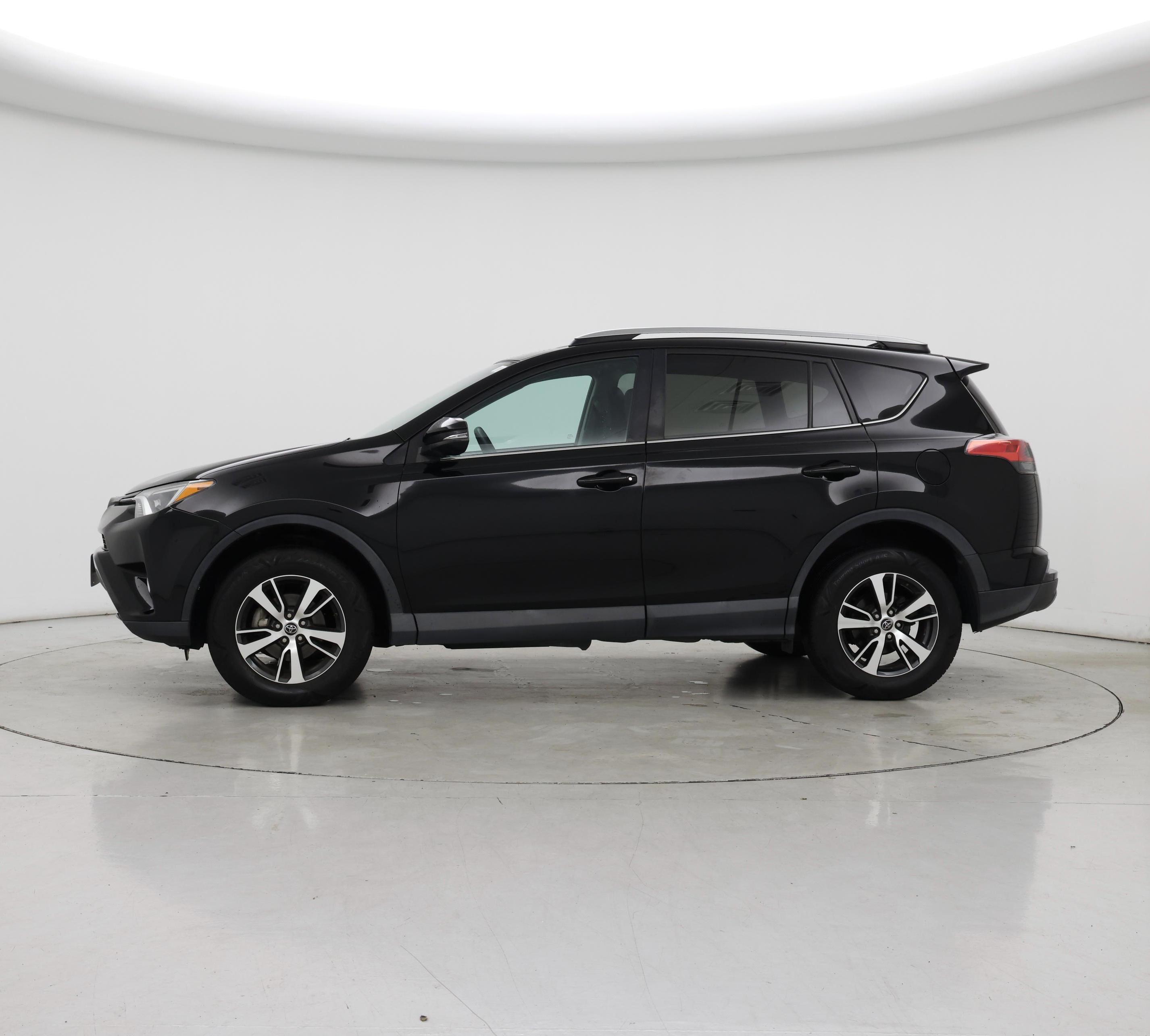 Thumbnail: 2018 Toyota RAV4 - 3