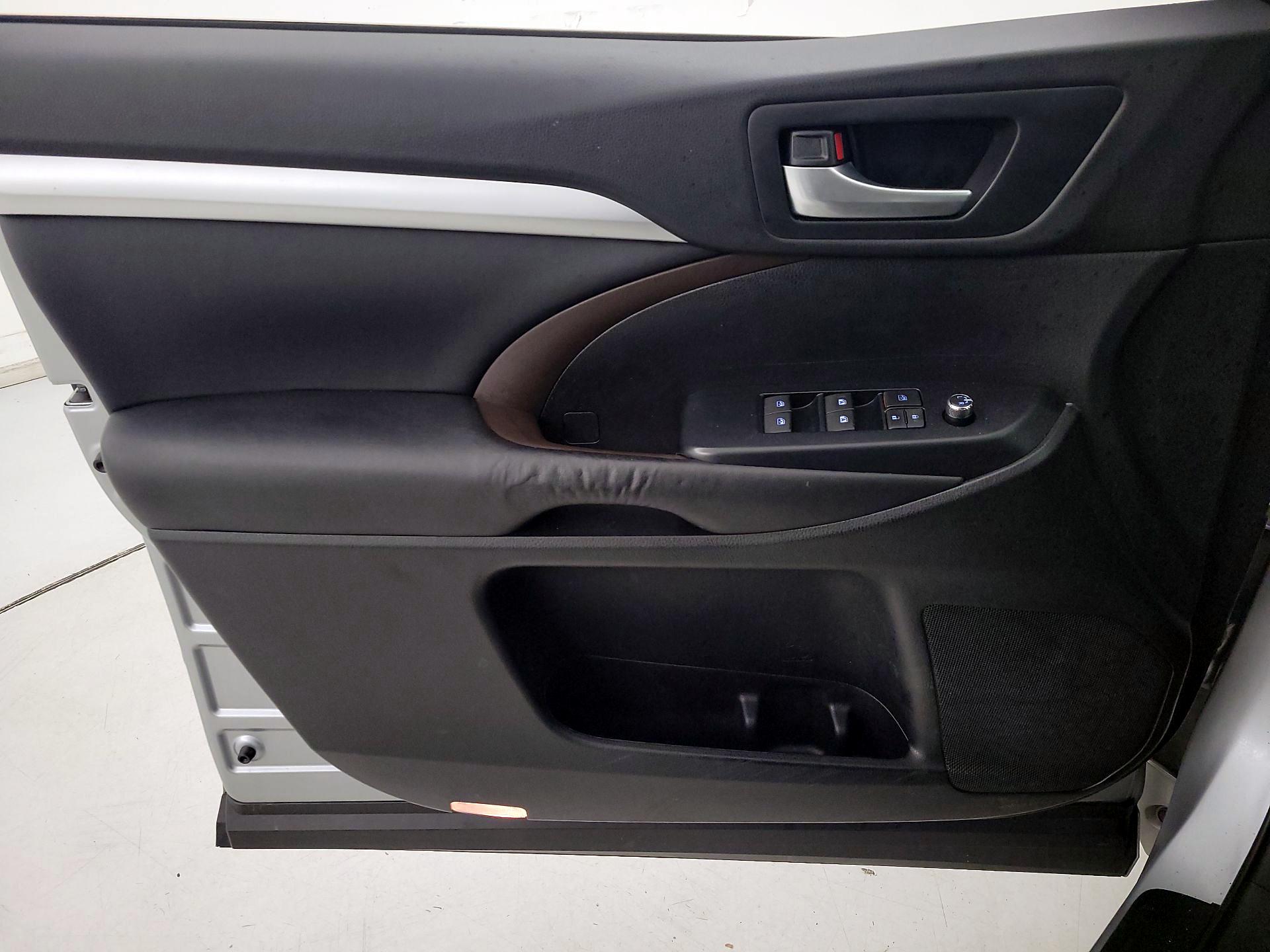 Thumbnail: 2016 Toyota Highlander - 12