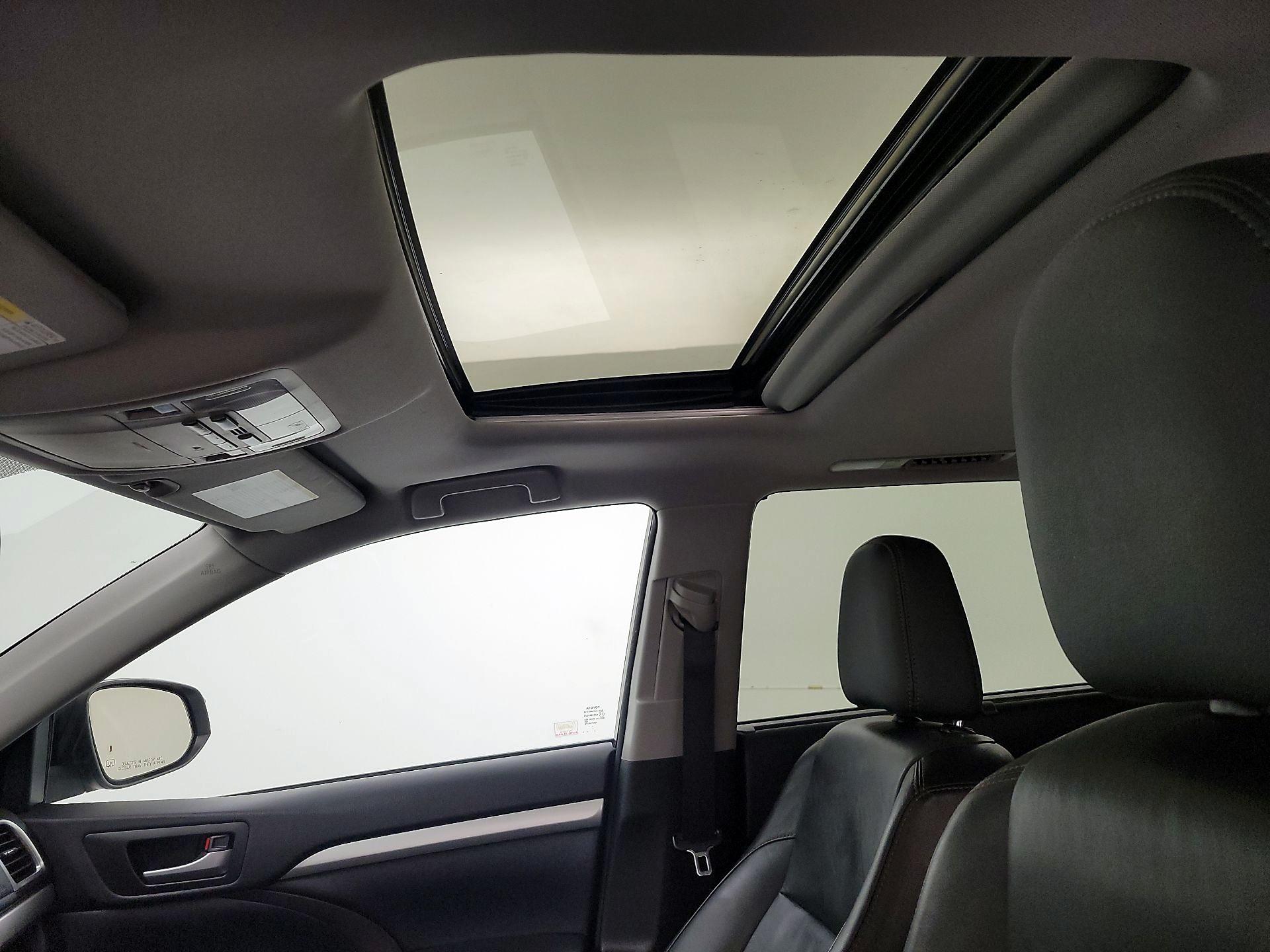 Thumbnail: 2016 Toyota Highlander - 20