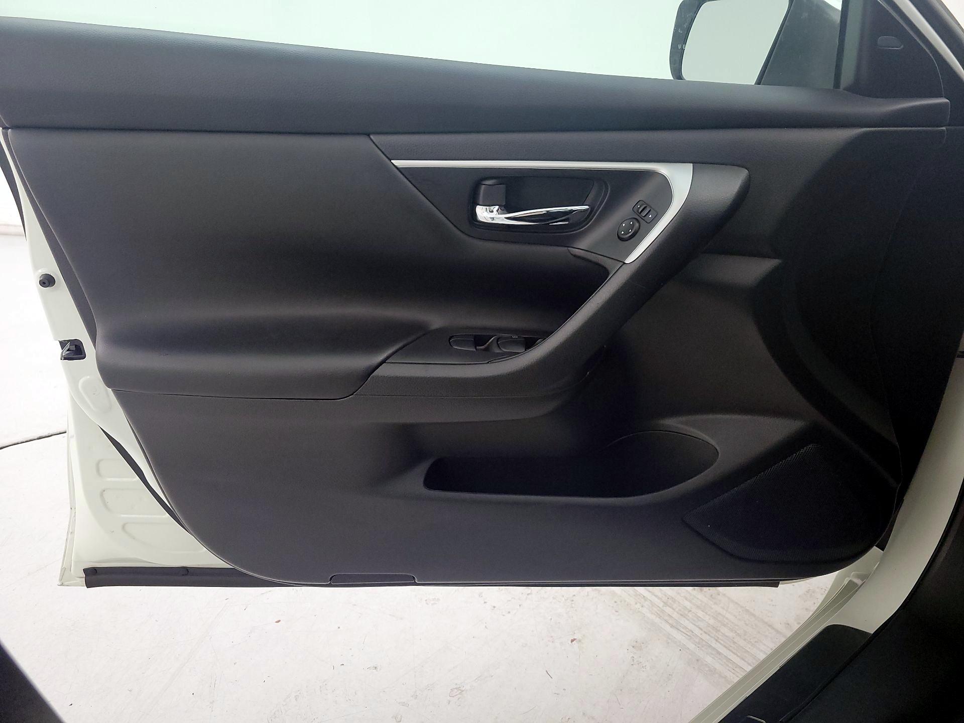 Thumbnail: 2017 Nissan Altima - 12