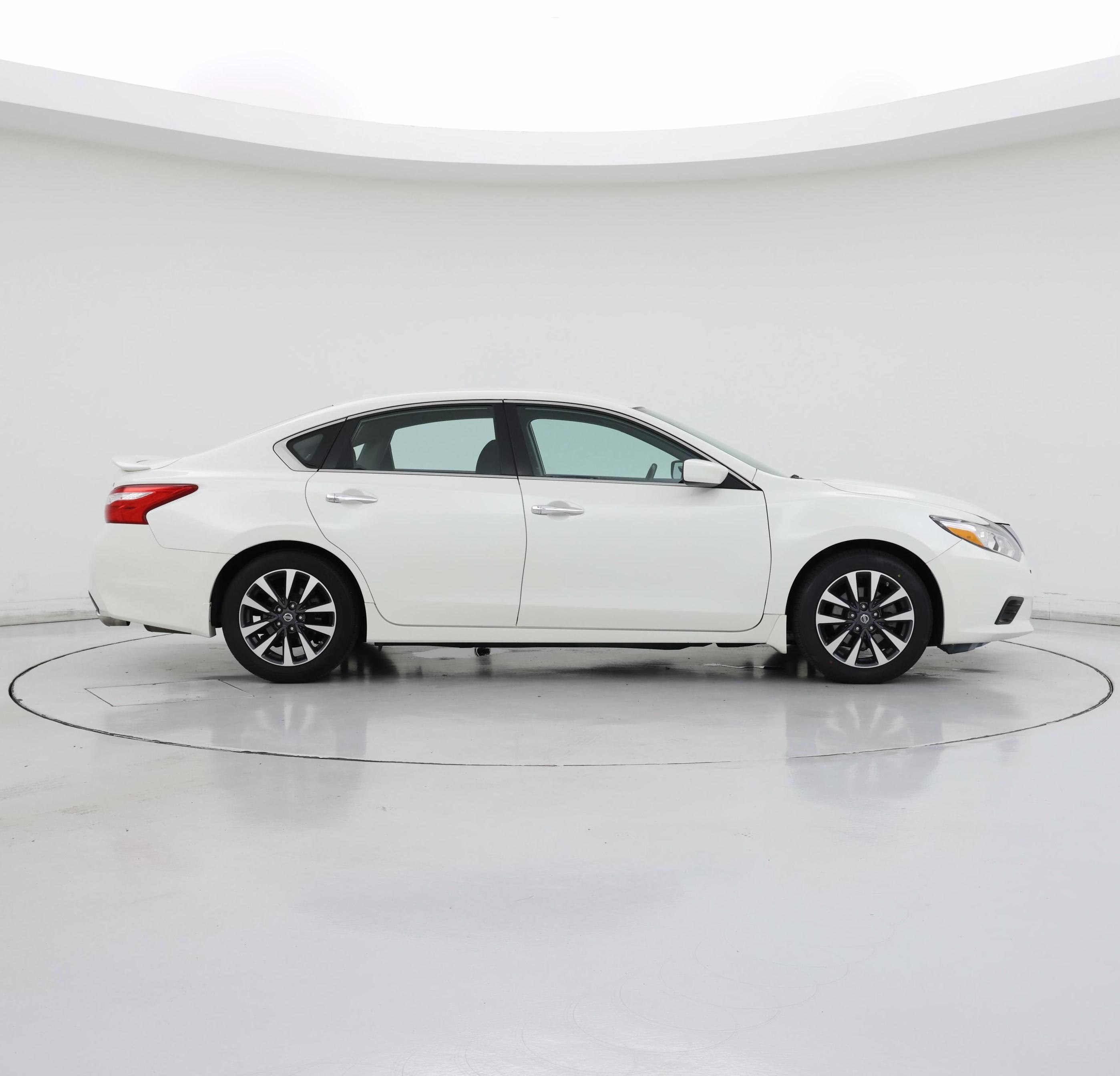 Thumbnail: 2017 Nissan Altima - 7