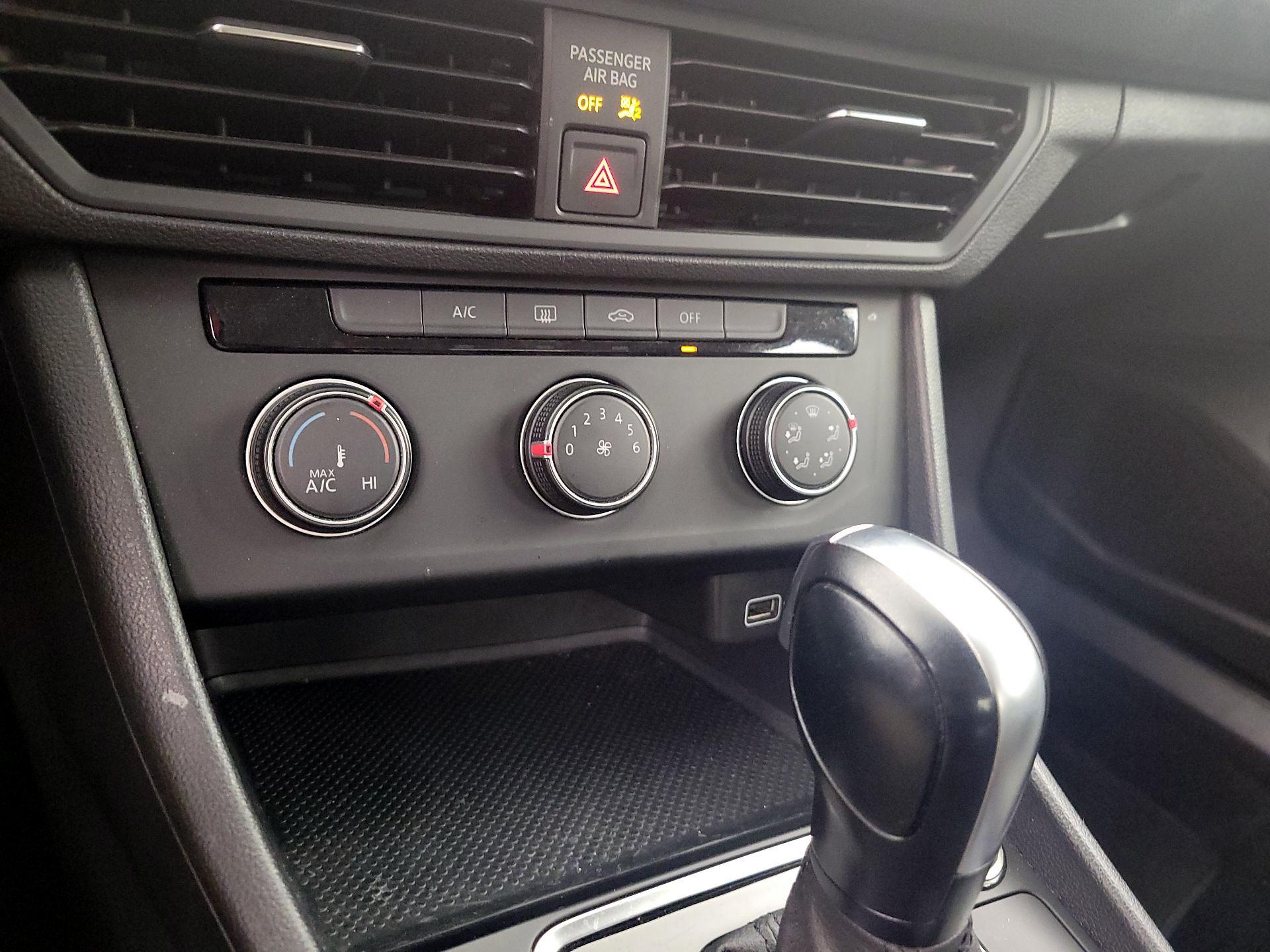 Thumbnail: 2019 Volkswagen Jetta - 16