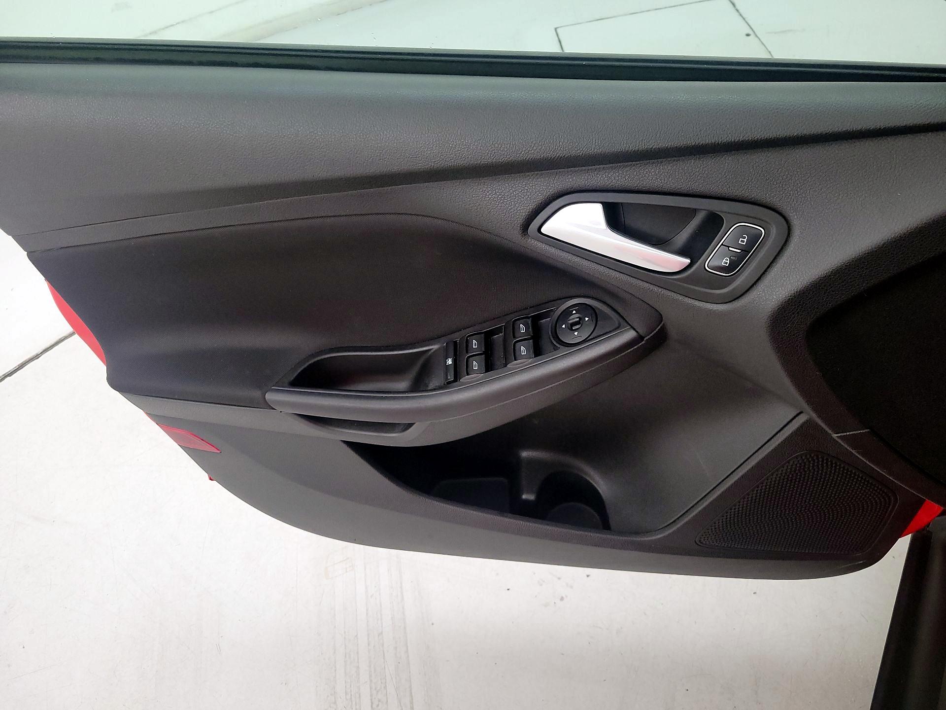 Thumbnail: 2015 Ford Focus - 12