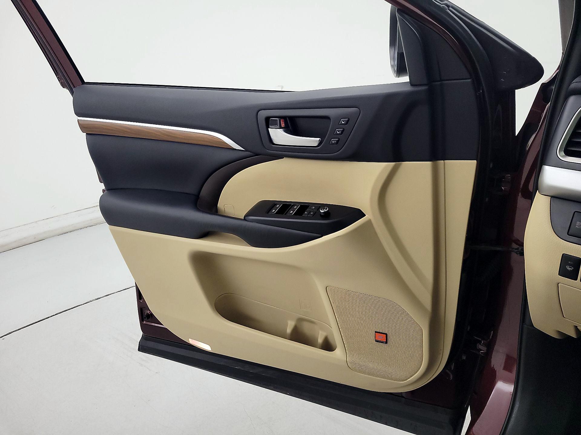 Thumbnail: 2019 Toyota Highlander - 12