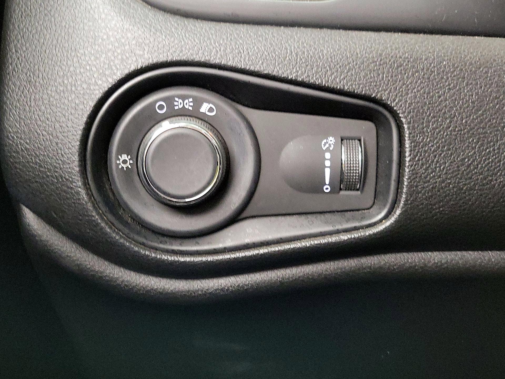 Thumbnail: 2017 Jeep Renegade - 13