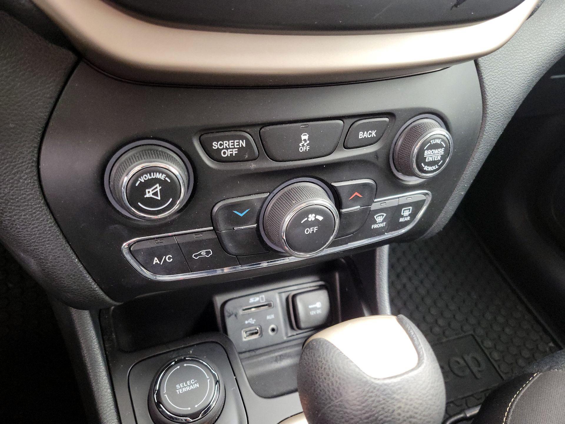 Thumbnail: 2016 Jeep Cherokee - 16