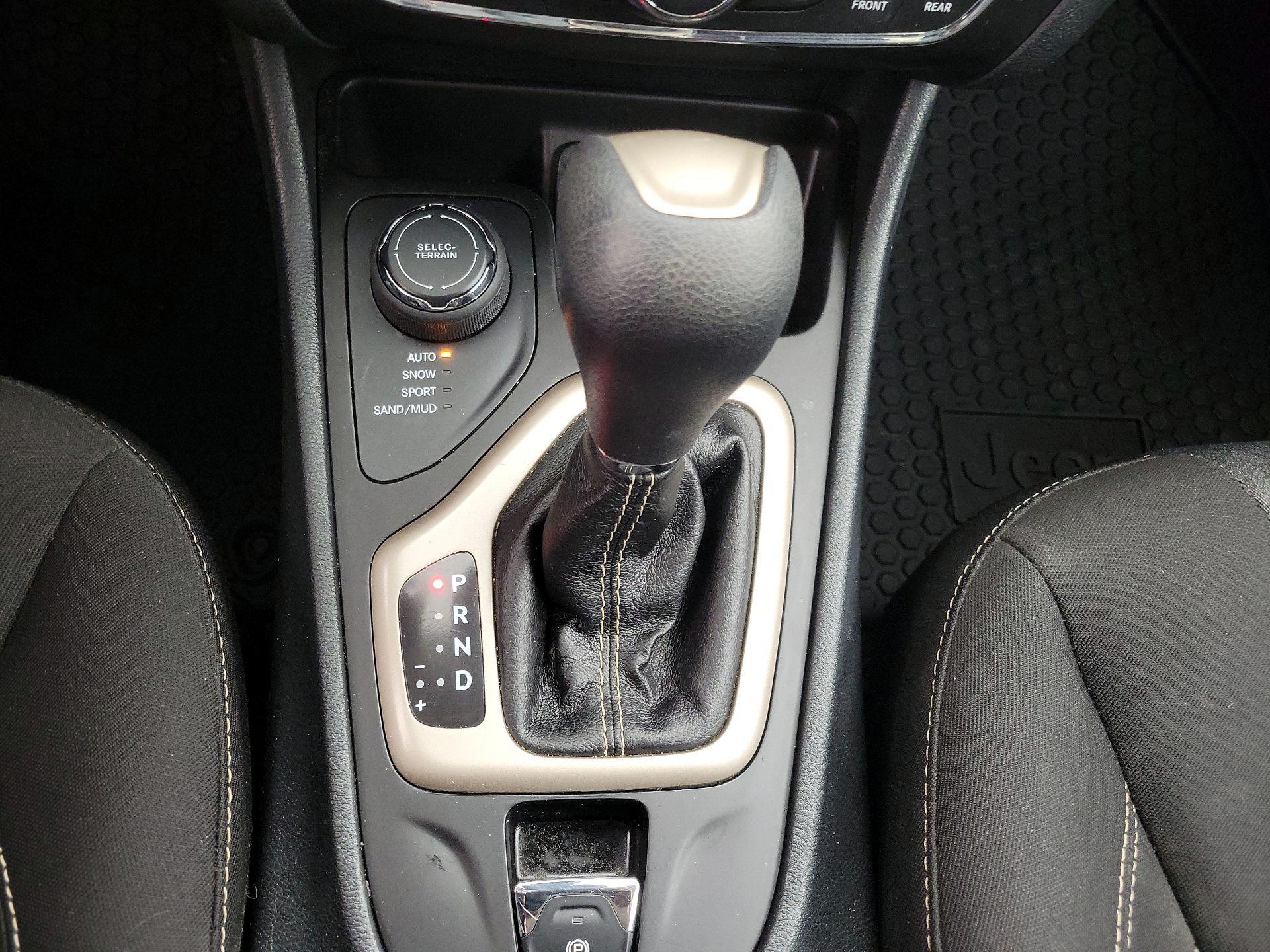 Thumbnail: 2016 Jeep Cherokee - 17