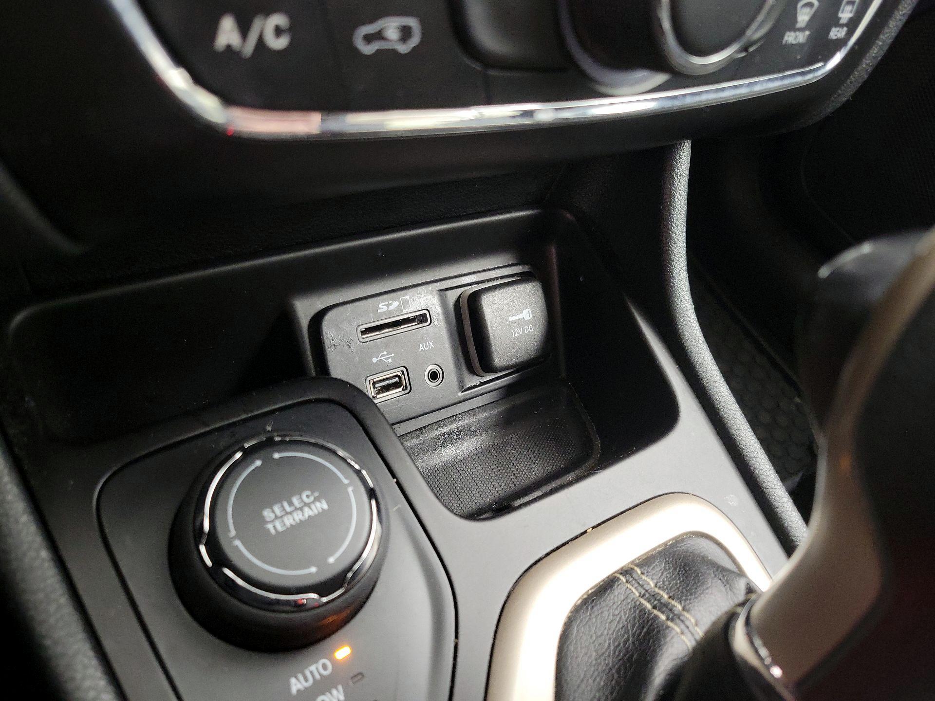 Thumbnail: 2016 Jeep Cherokee - 18