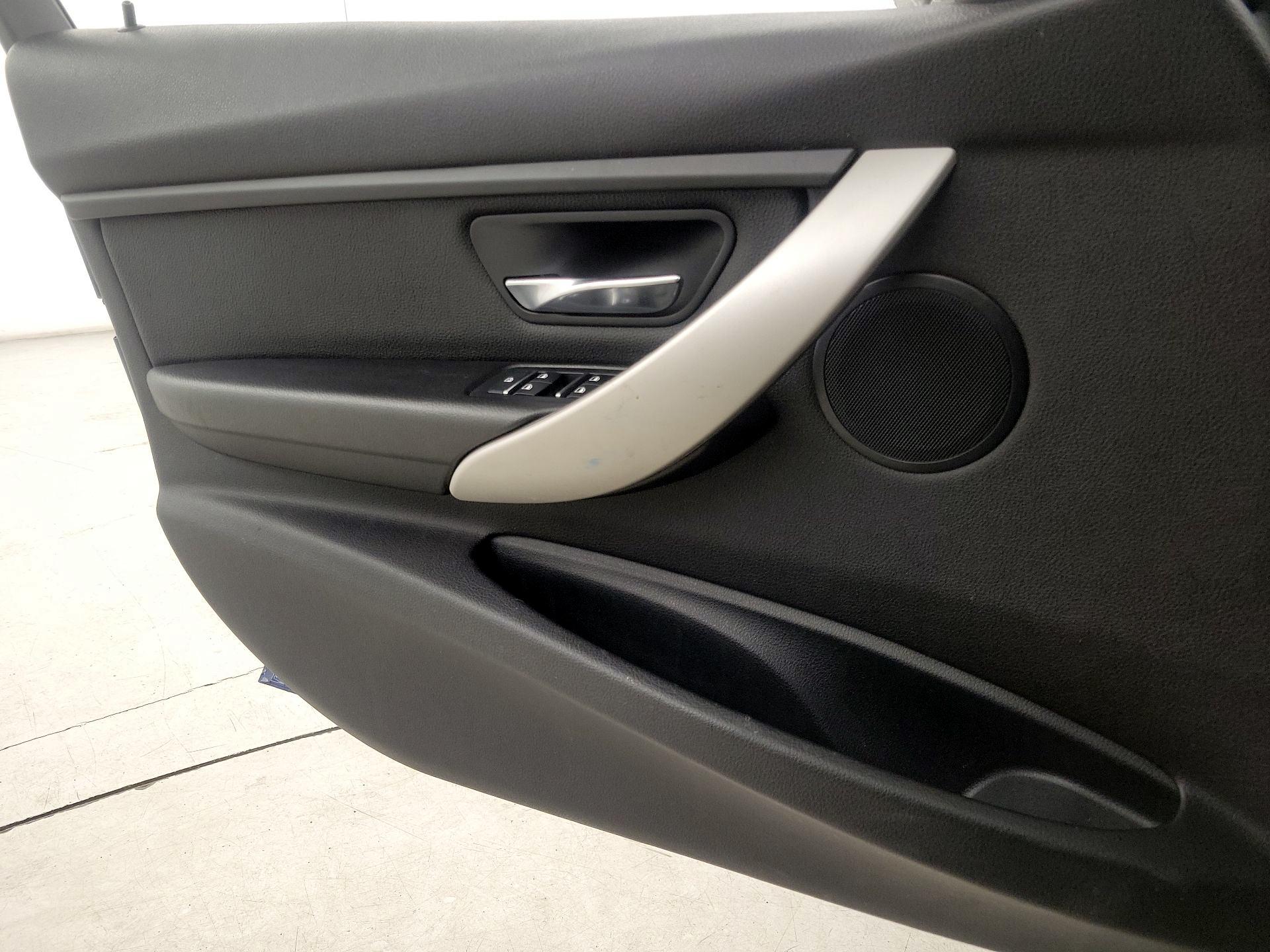 Thumbnail: 2016 BMW 3 Series - 12