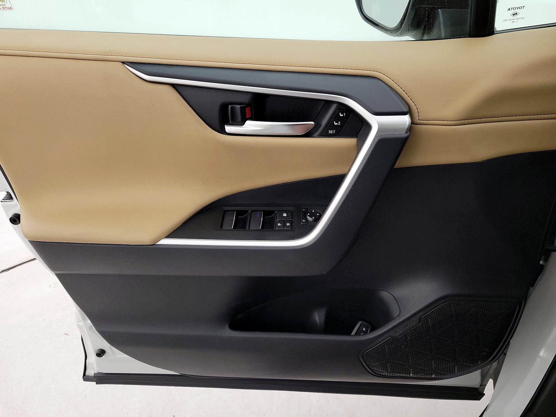 Thumbnail: 2020 Toyota RAV4 - 12