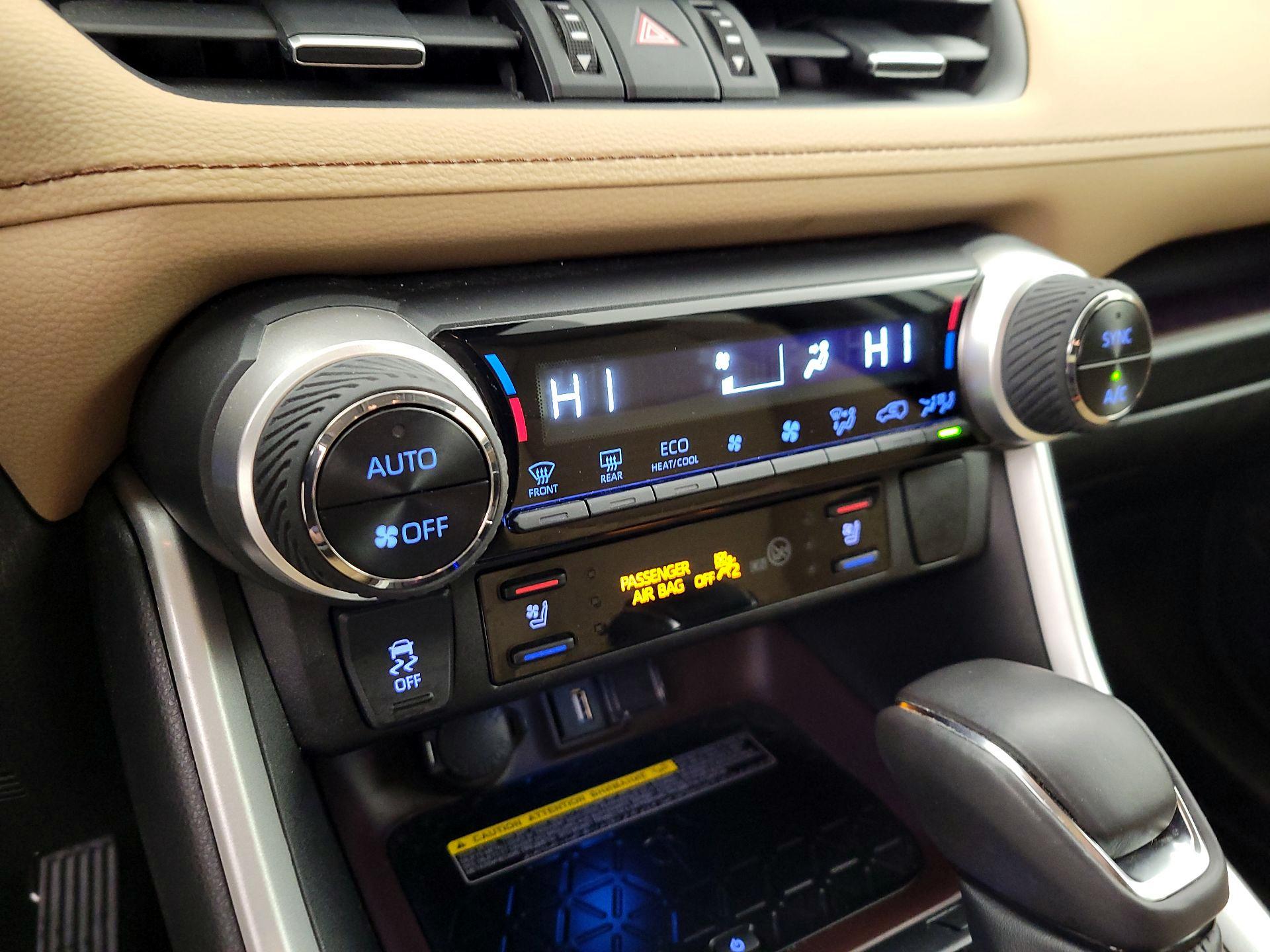 Thumbnail: 2020 Toyota RAV4 - 17