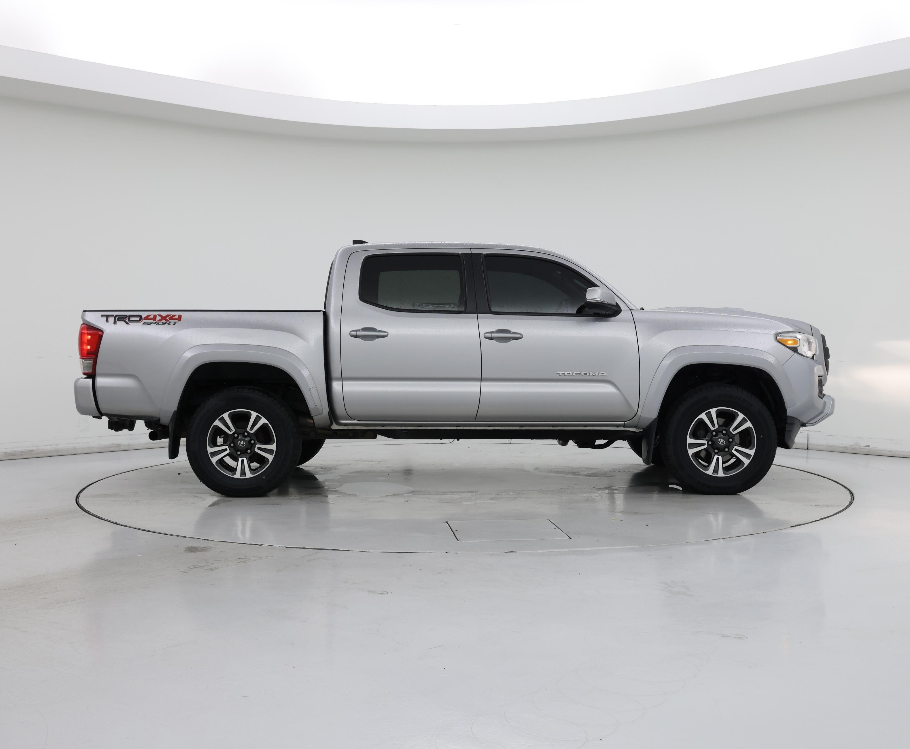 Thumbnail: 2016 Toyota Tacoma - 7