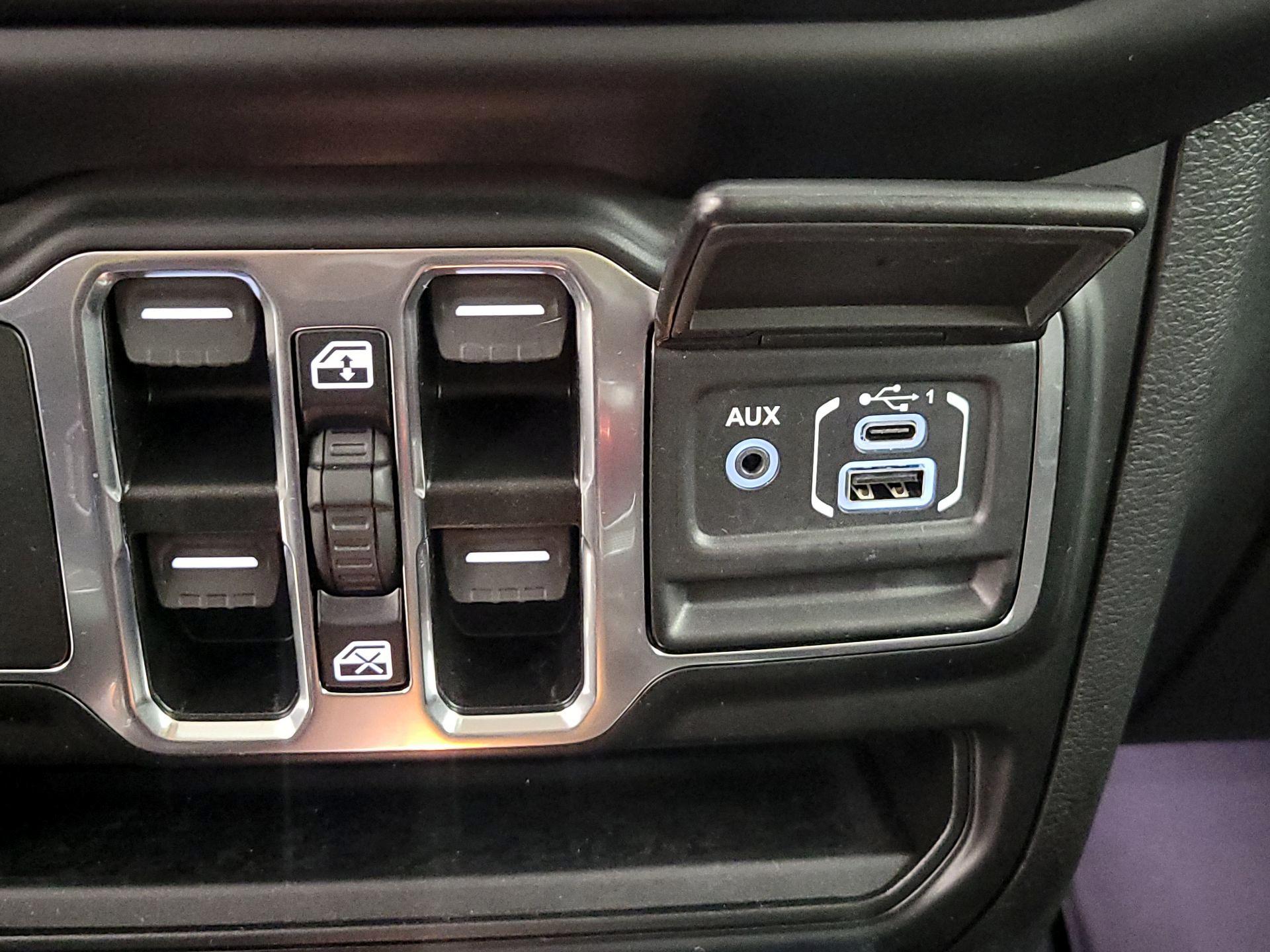 Thumbnail: 2021 Jeep Gladiator - 19