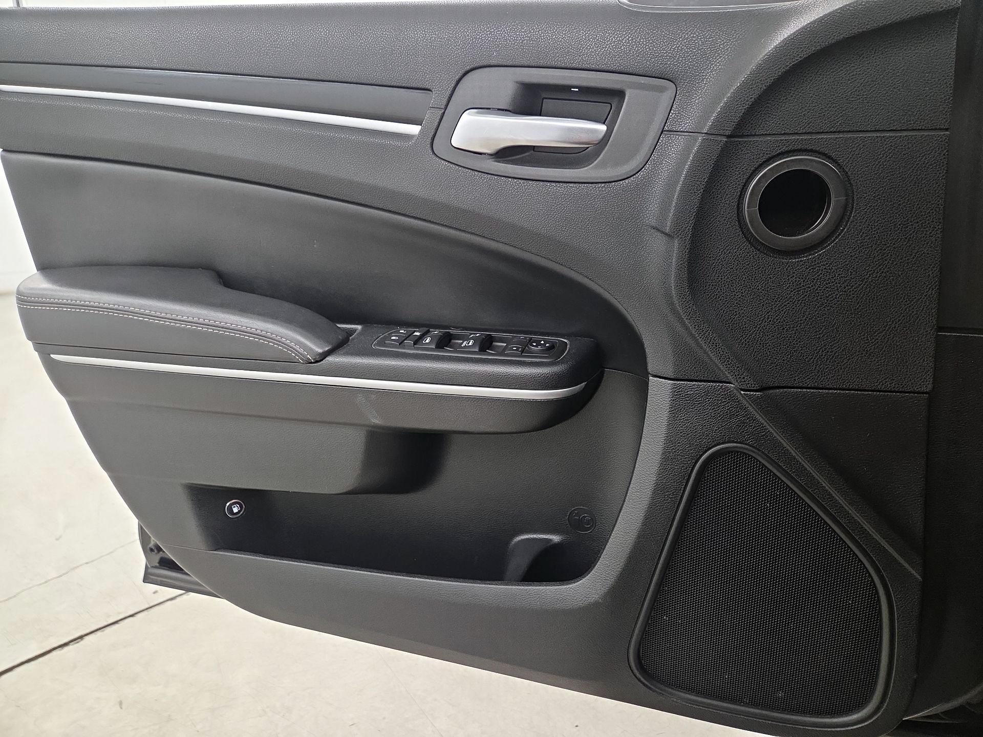 Thumbnail: 2019 Chrysler 300 - 12