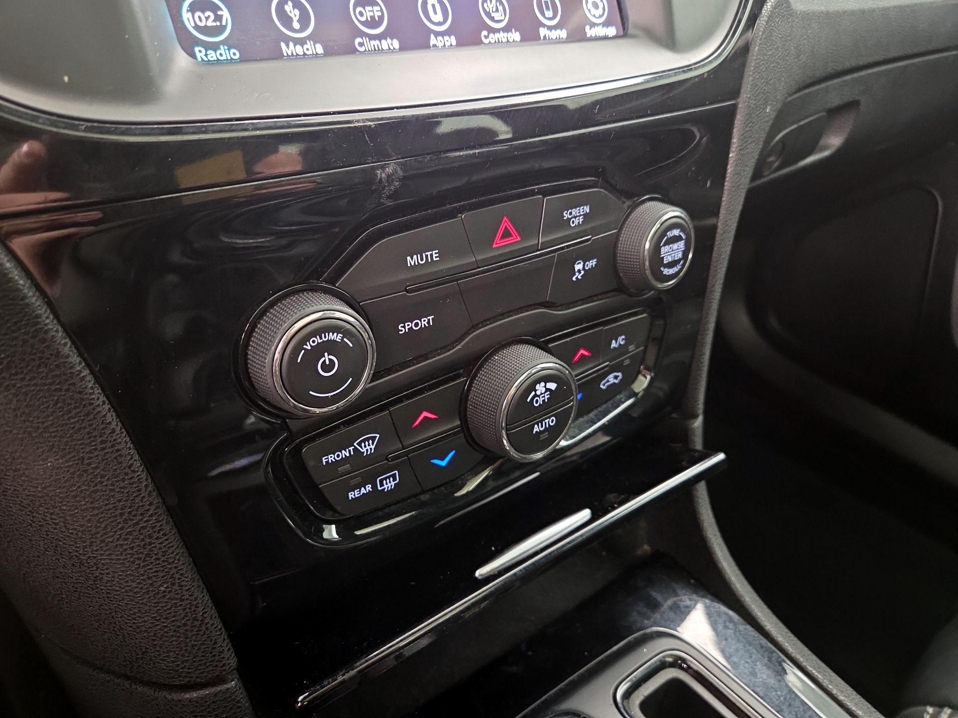 Thumbnail: 2019 Chrysler 300 - 16