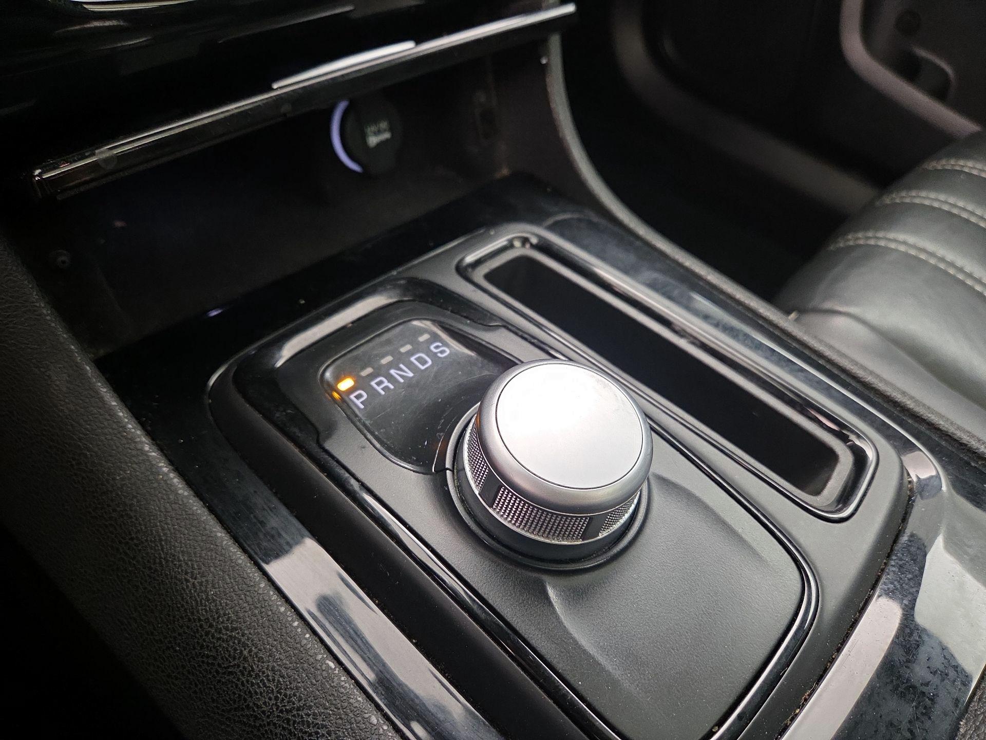 Thumbnail: 2019 Chrysler 300 - 17