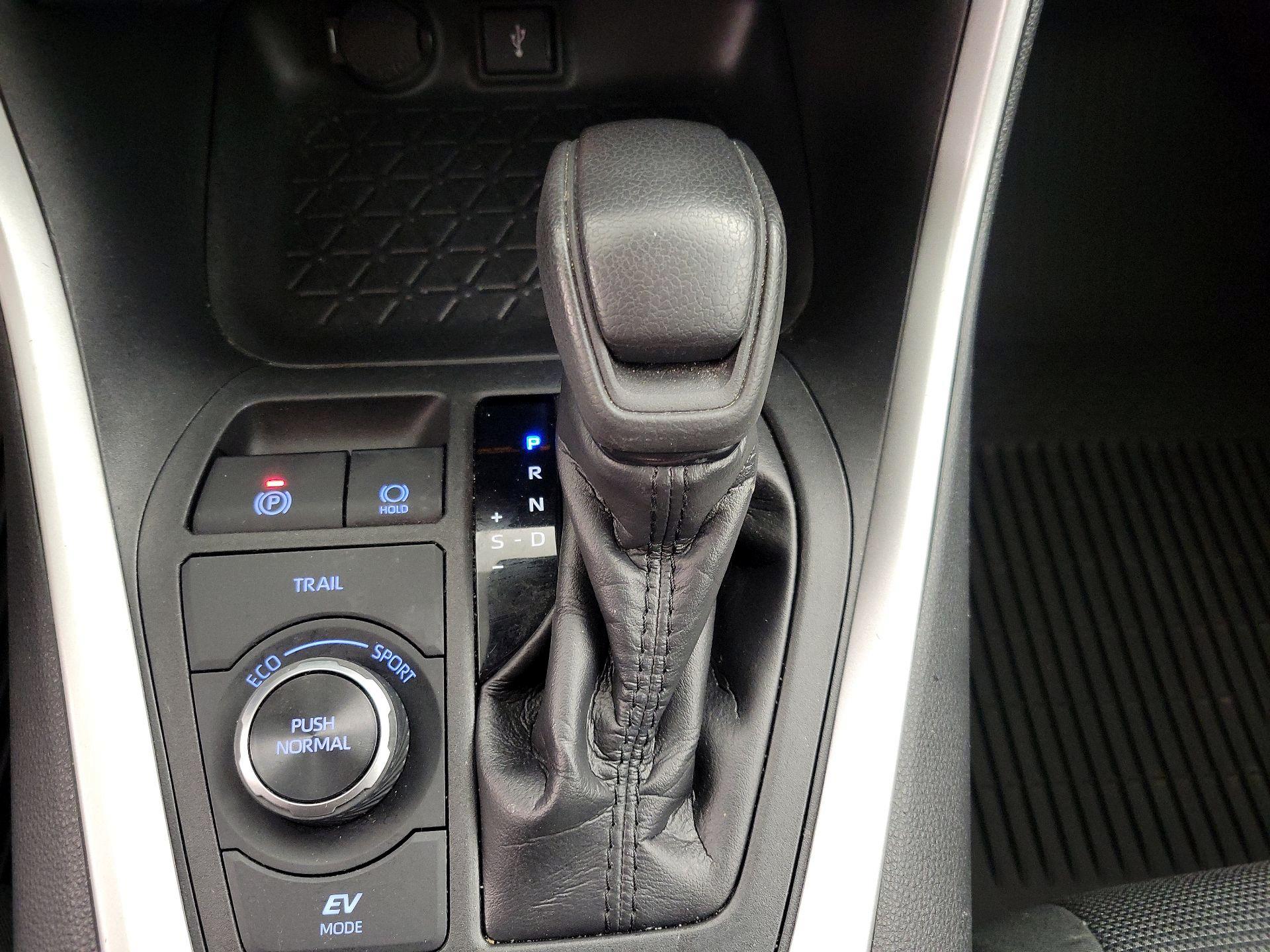 Thumbnail: 2020 Toyota RAV4 - 17