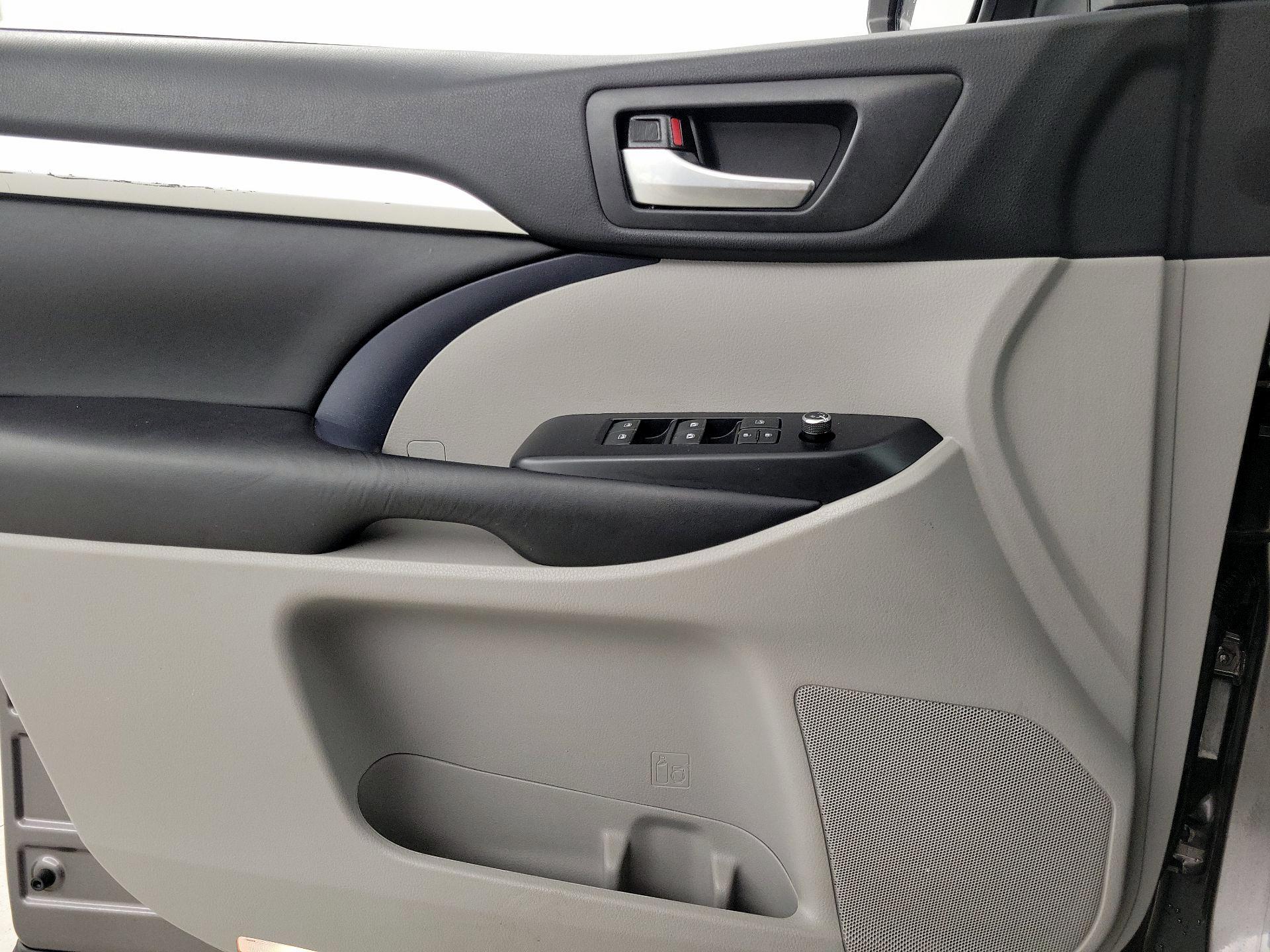 Thumbnail: 2019 Toyota Highlander - 12