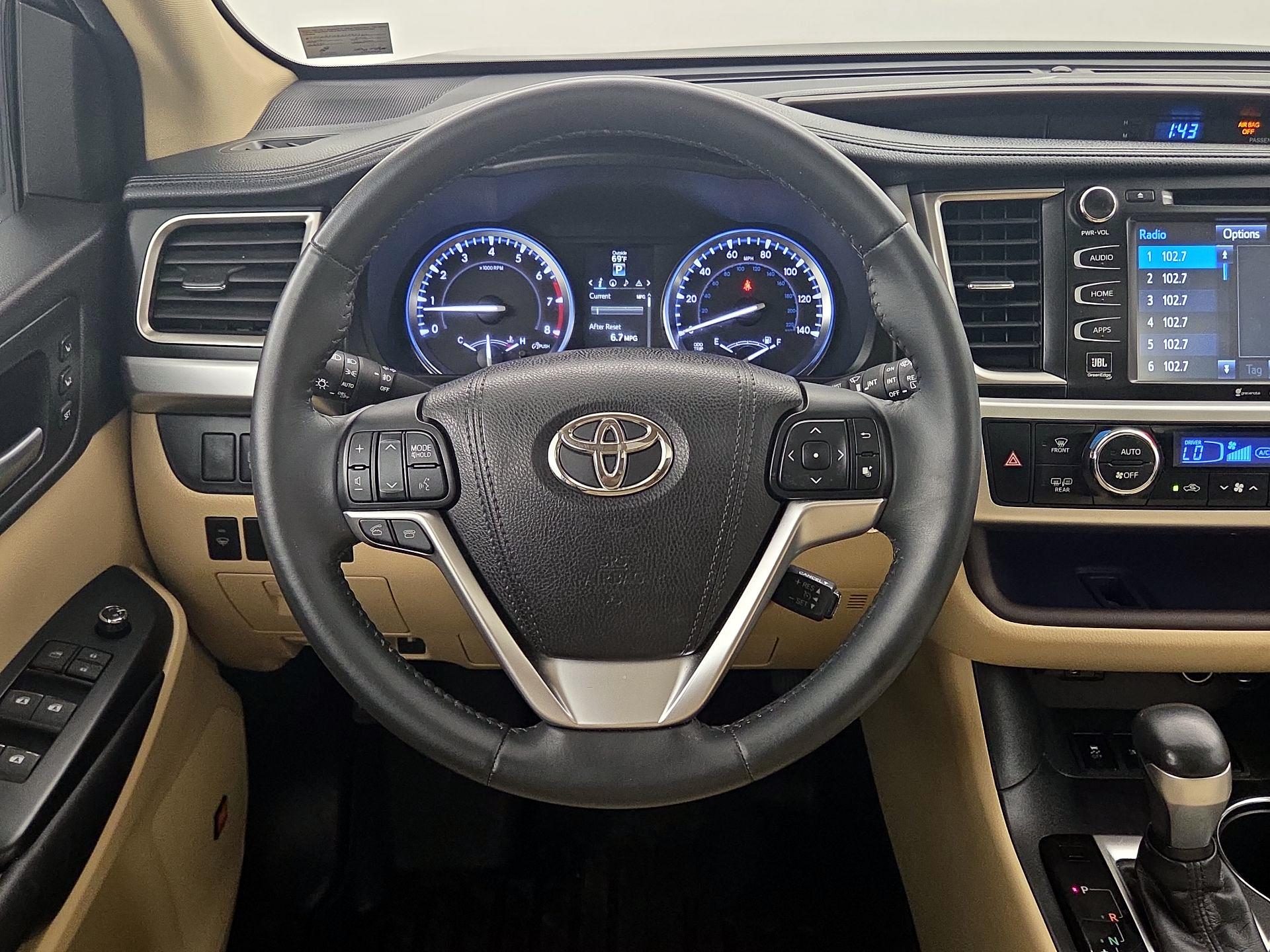 Thumbnail: 2016 Toyota Highlander - 10
