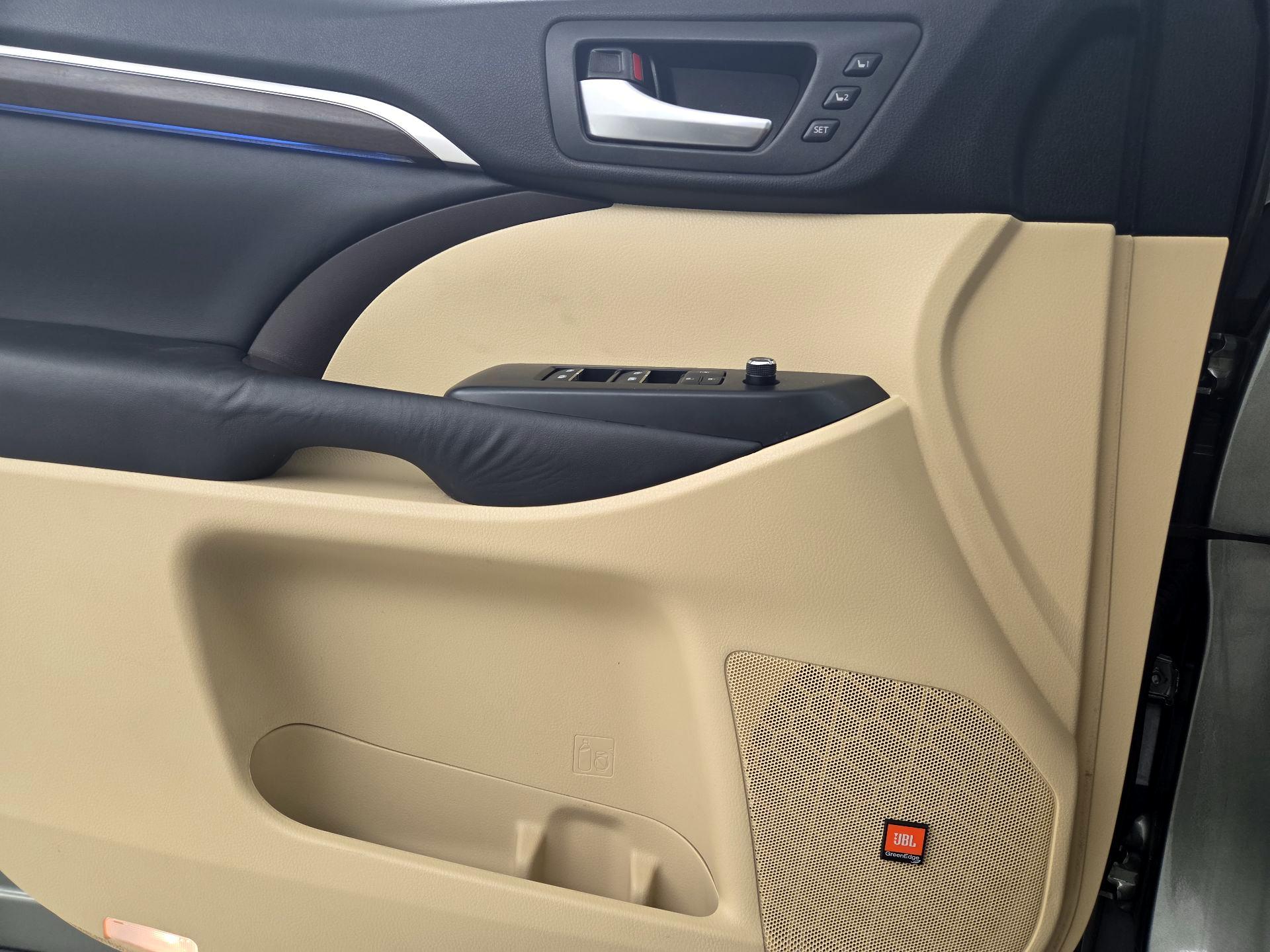 Thumbnail: 2016 Toyota Highlander - 12