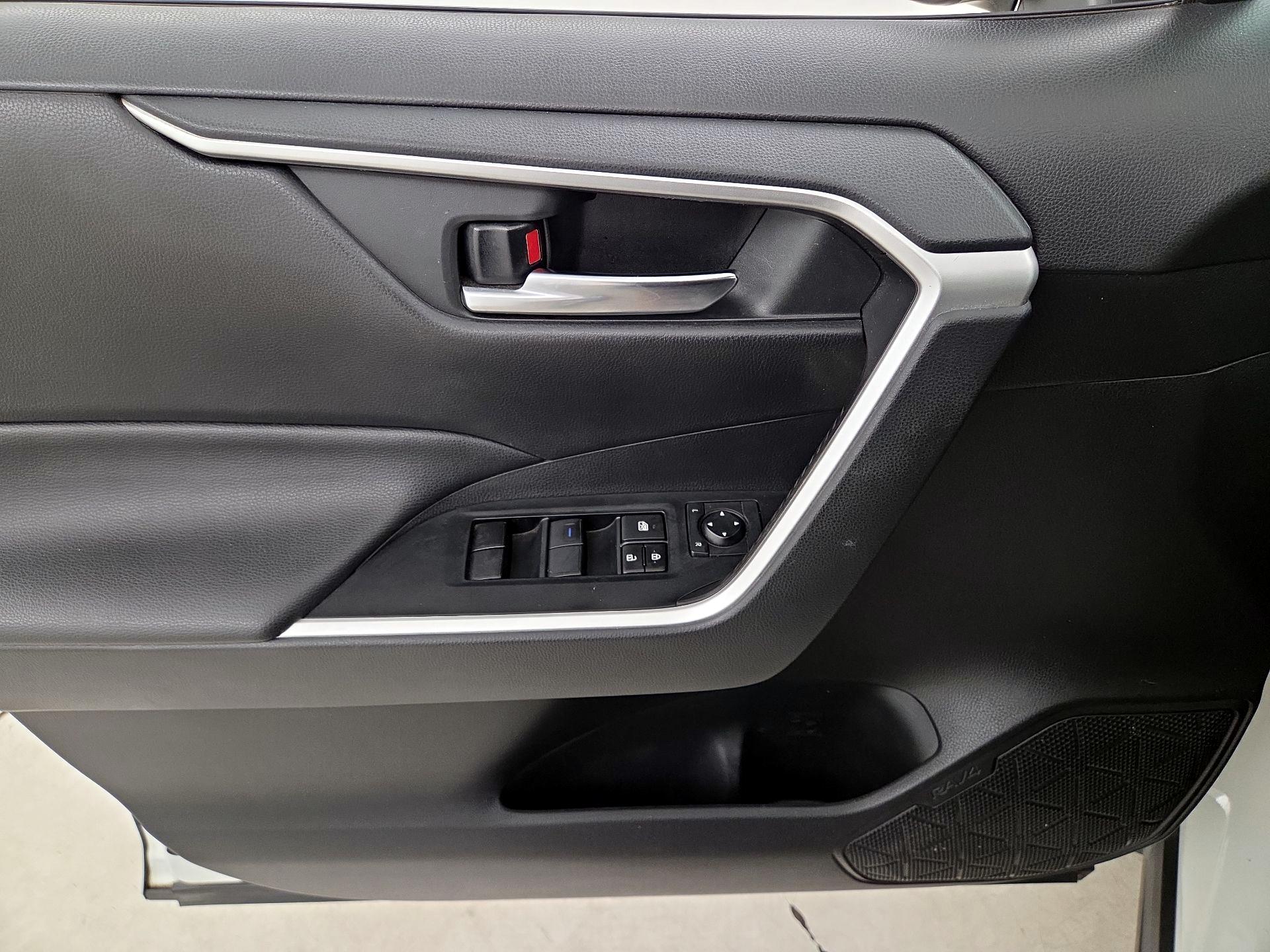 Thumbnail: 2019 Toyota RAV4 - 12