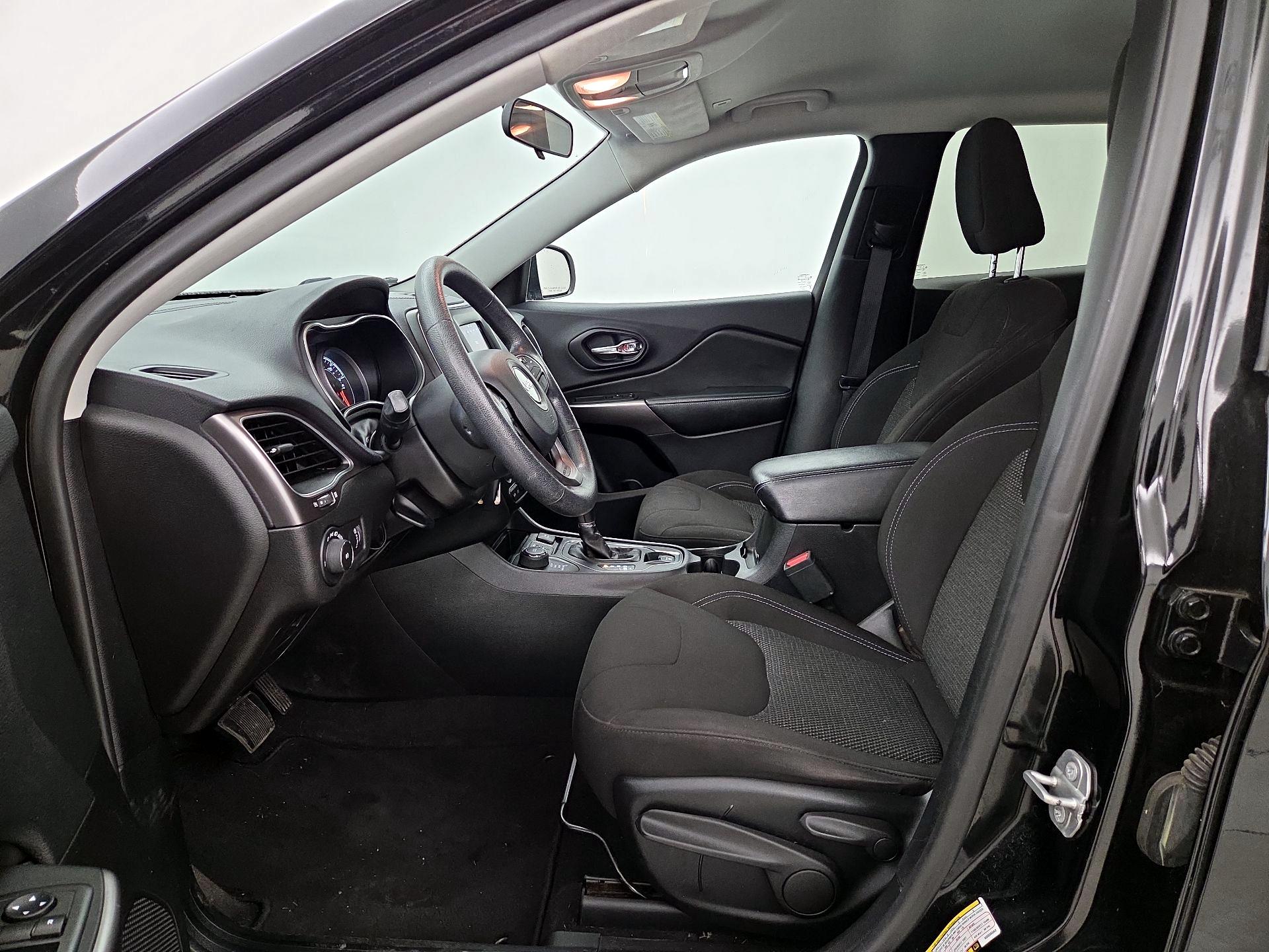 Thumbnail: 2019 Jeep Cherokee - 11