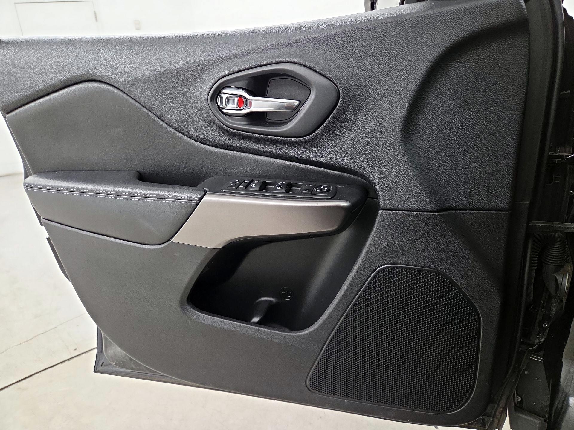 Thumbnail: 2019 Jeep Cherokee - 12