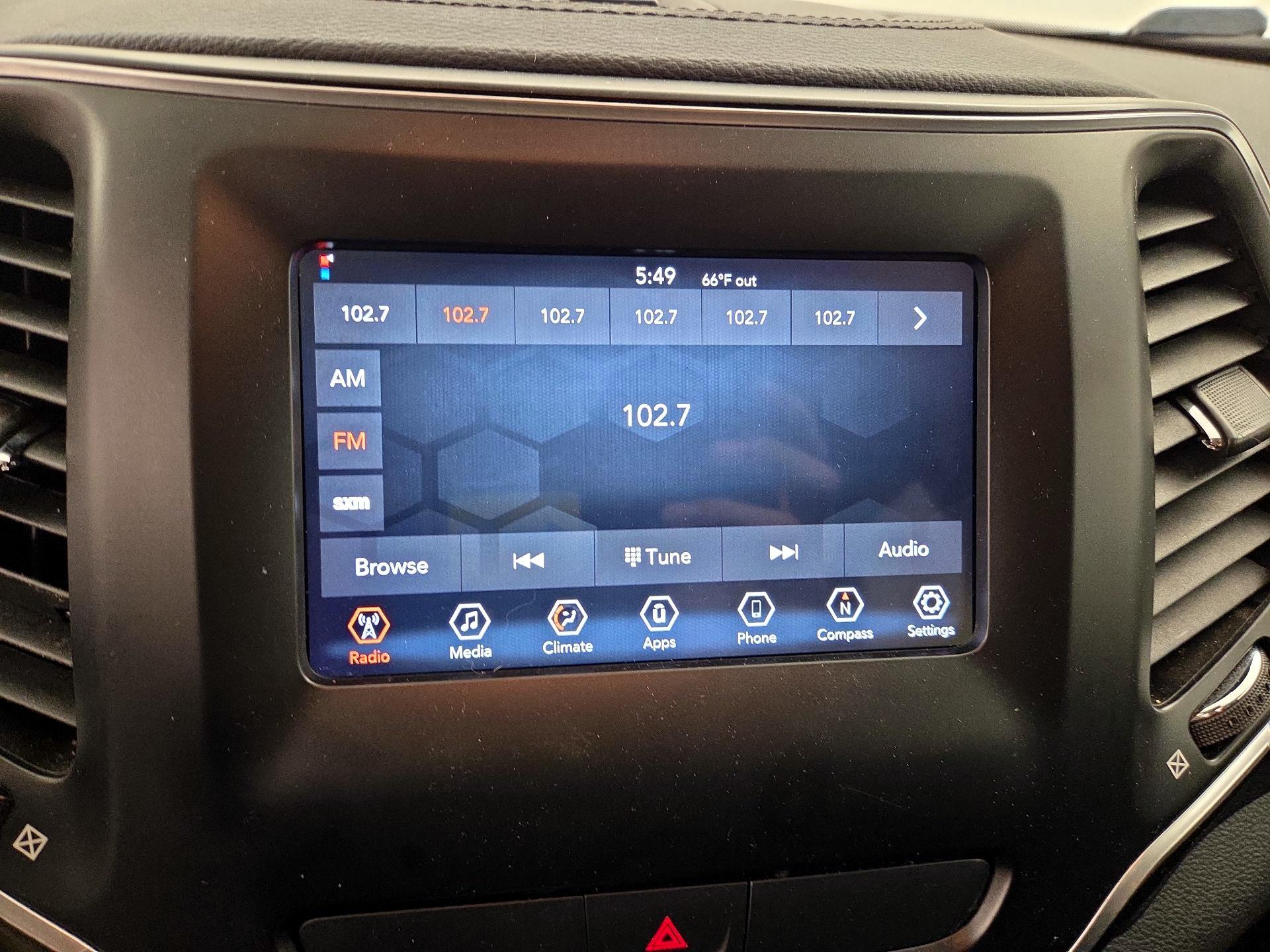 Thumbnail: 2019 Jeep Cherokee - 15