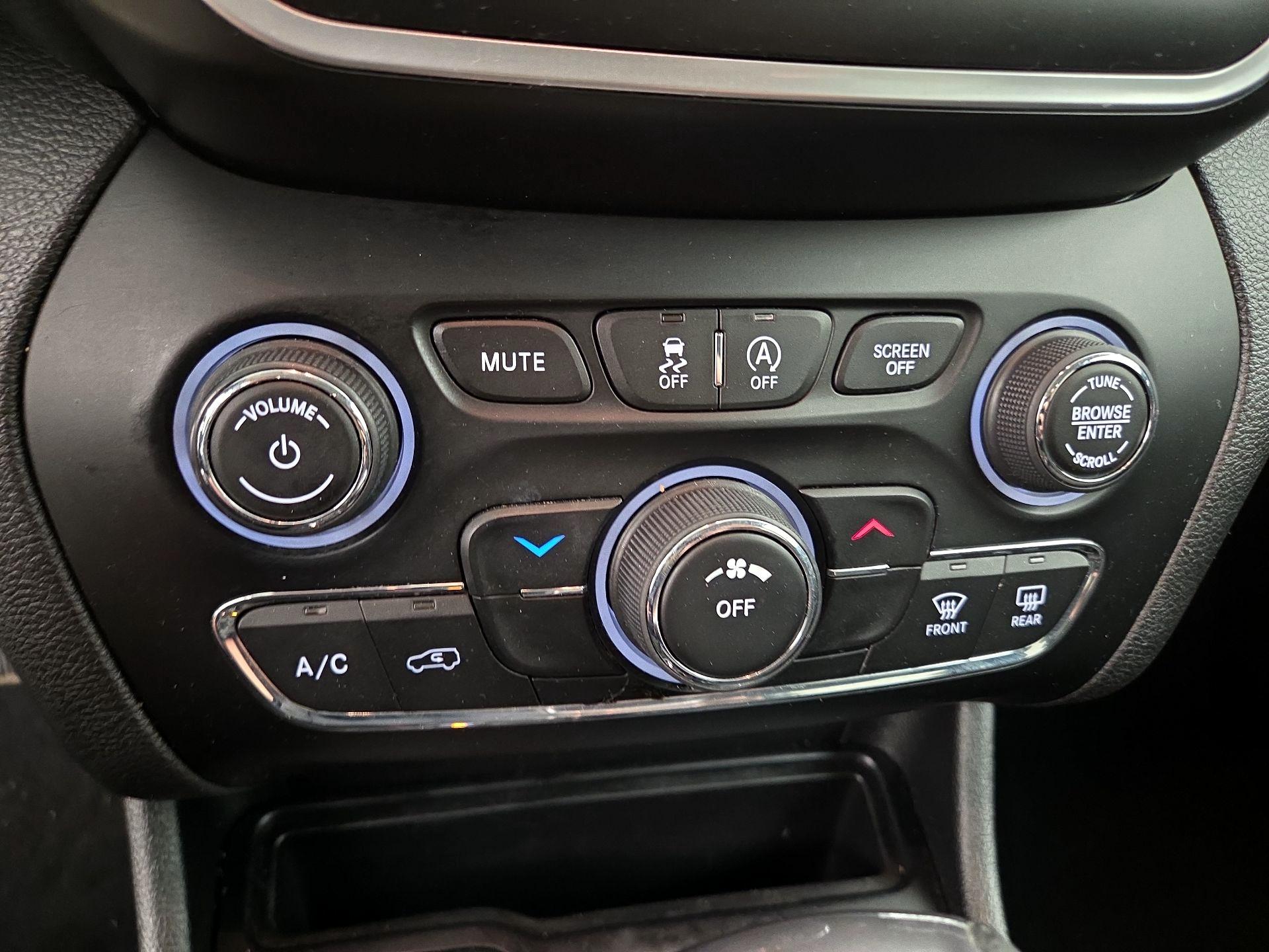 Thumbnail: 2019 Jeep Cherokee - 16