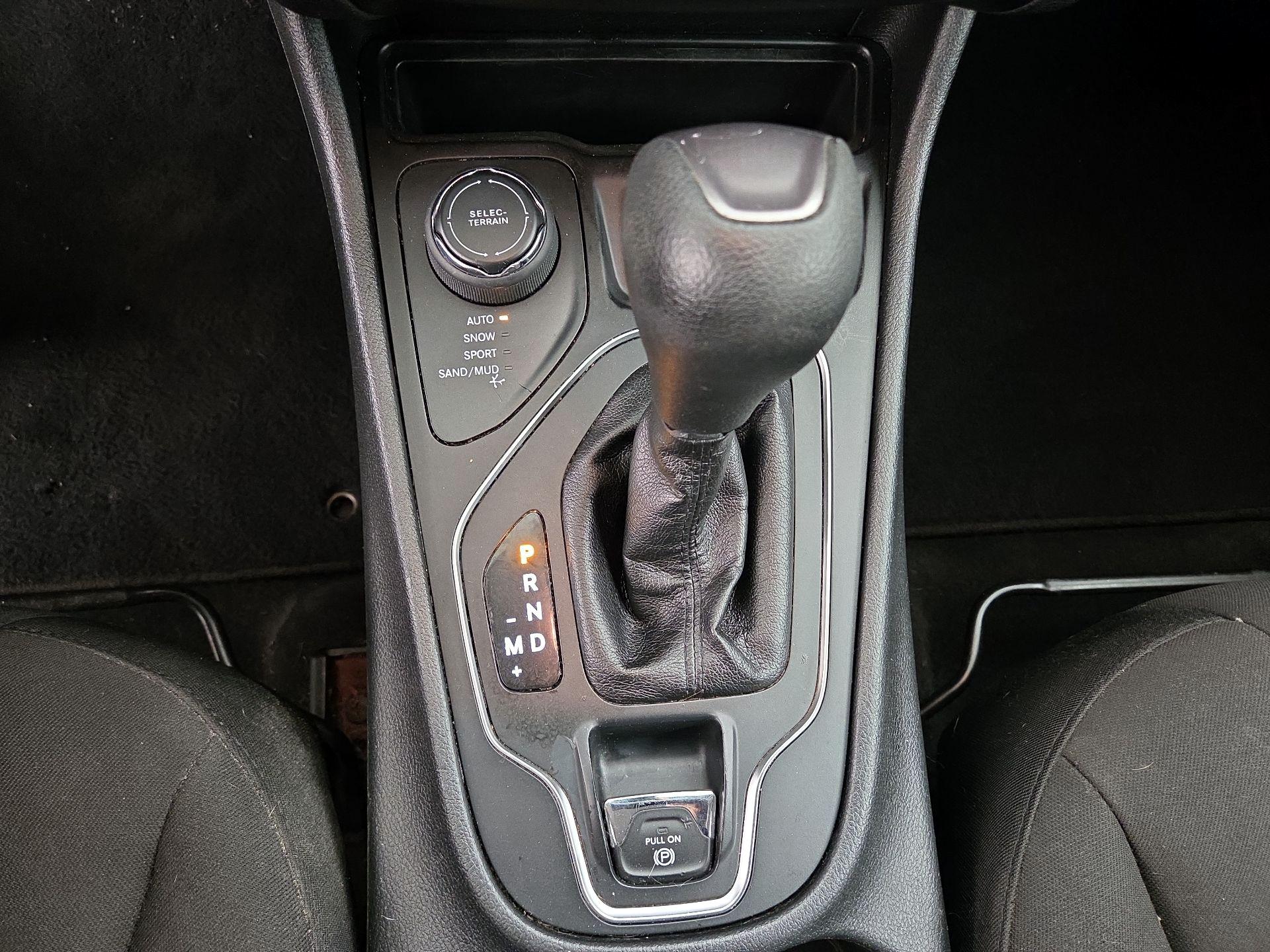 Thumbnail: 2019 Jeep Cherokee - 17