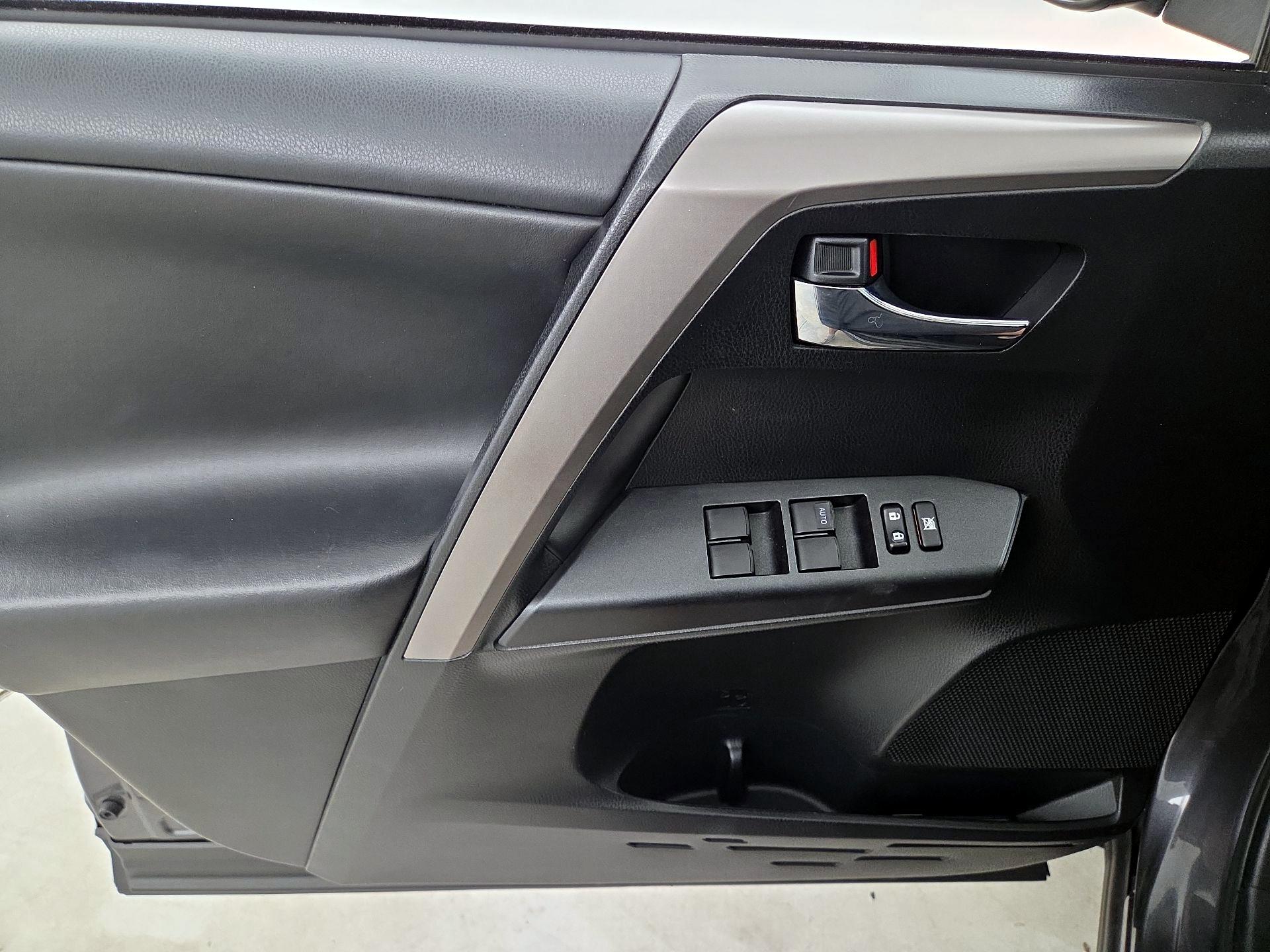 Thumbnail: 2018 Toyota RAV4 - 12