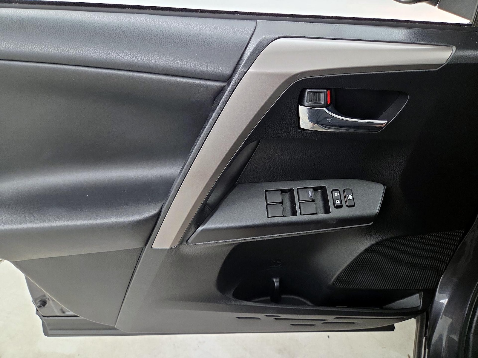 2018 Toyota RAV4 XLE - Photo 13