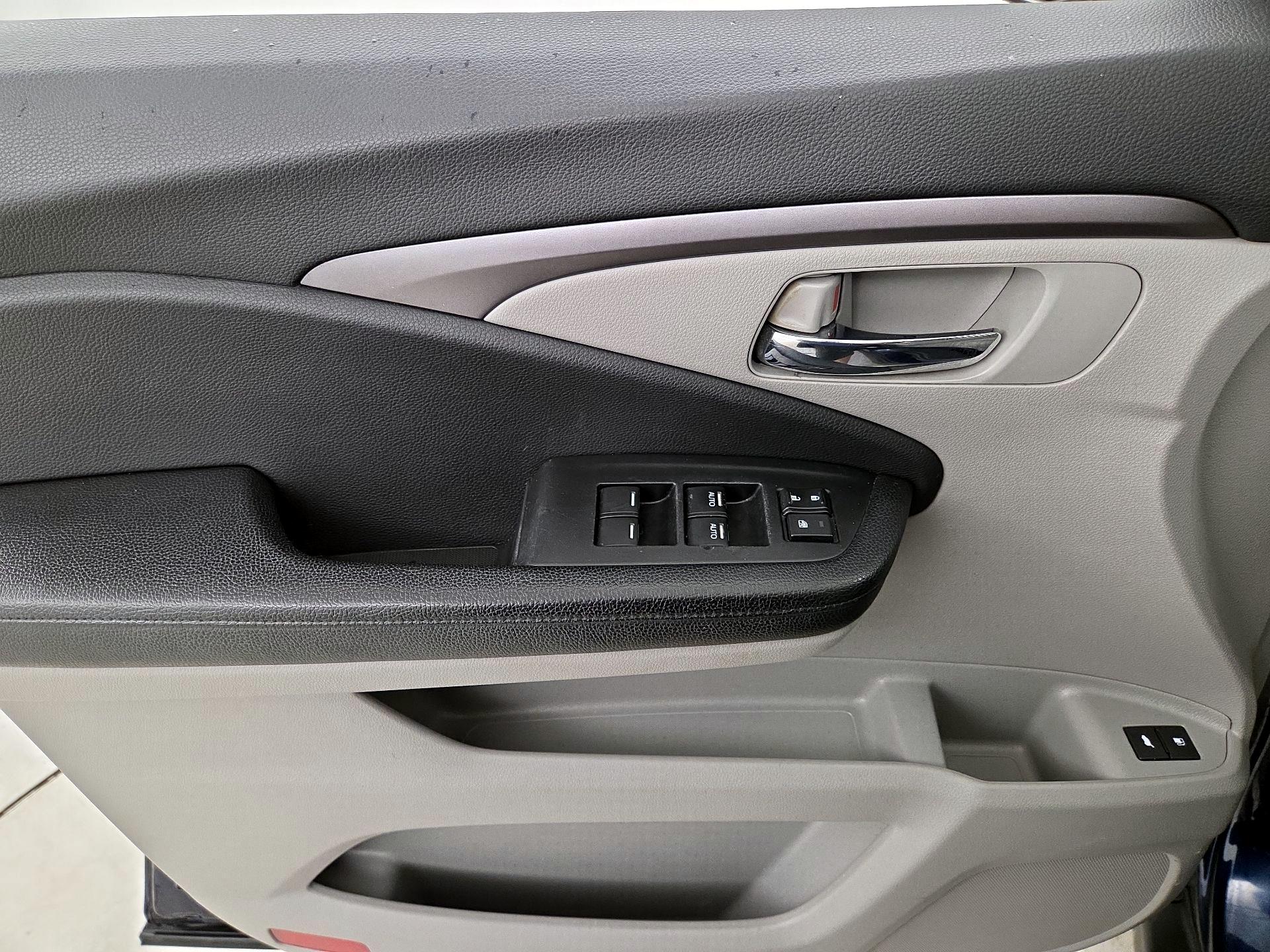 Thumbnail: 2017 Honda Pilot - 12