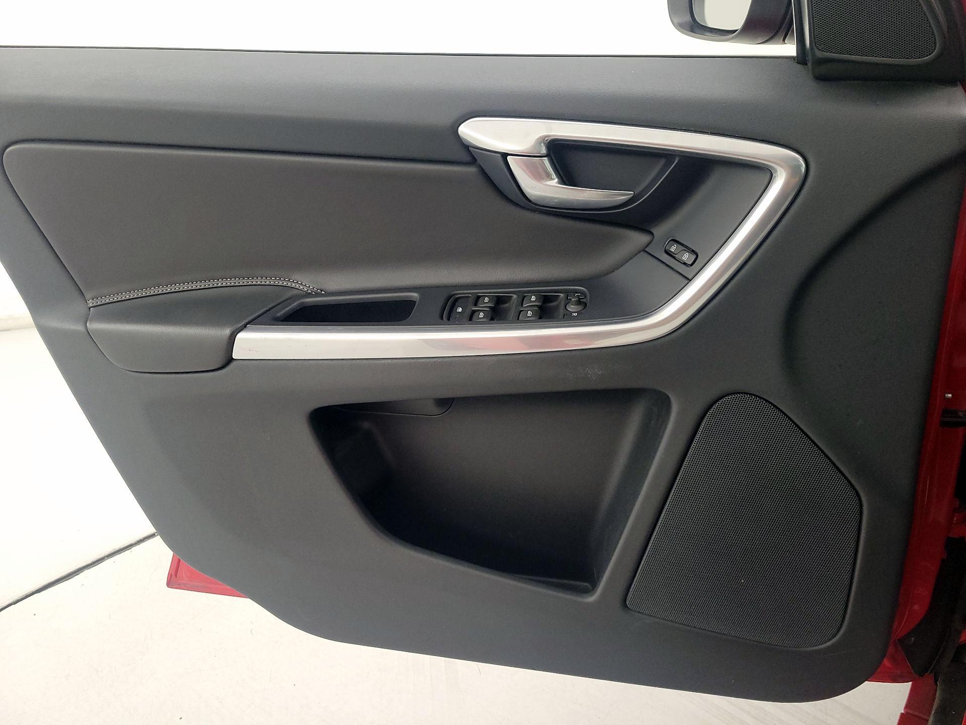 Thumbnail: 2016 Volvo XC60 - 12