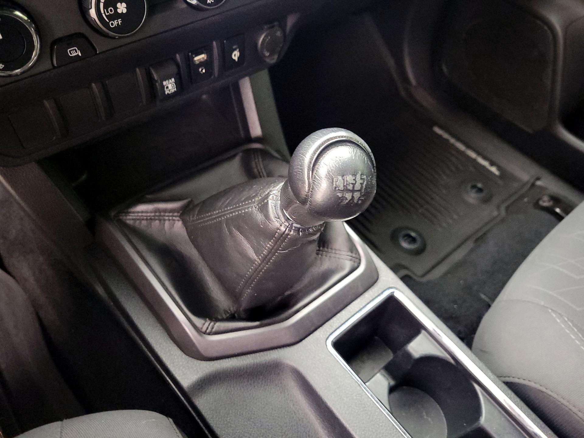 Thumbnail: 2019 Toyota Tacoma - 18