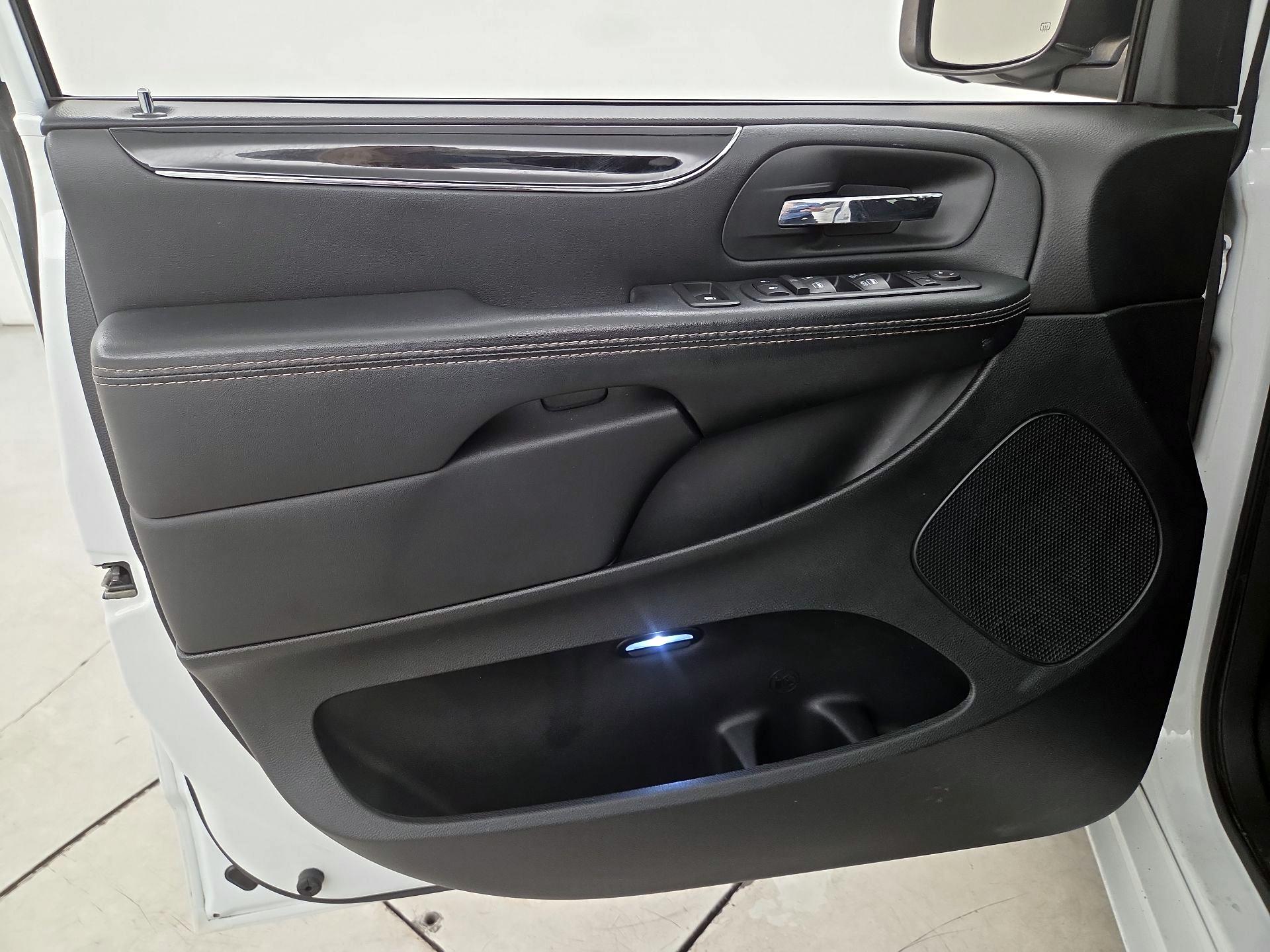 Thumbnail: 2017 Dodge Grand Caravan - 12