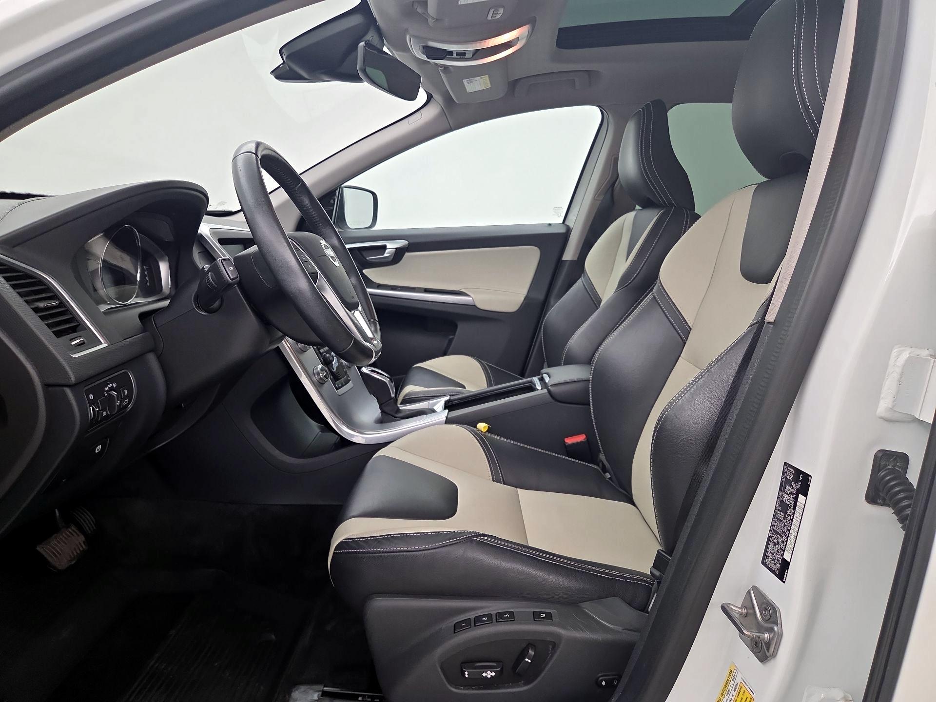 Thumbnail: 2017 Volvo XC60 - 11