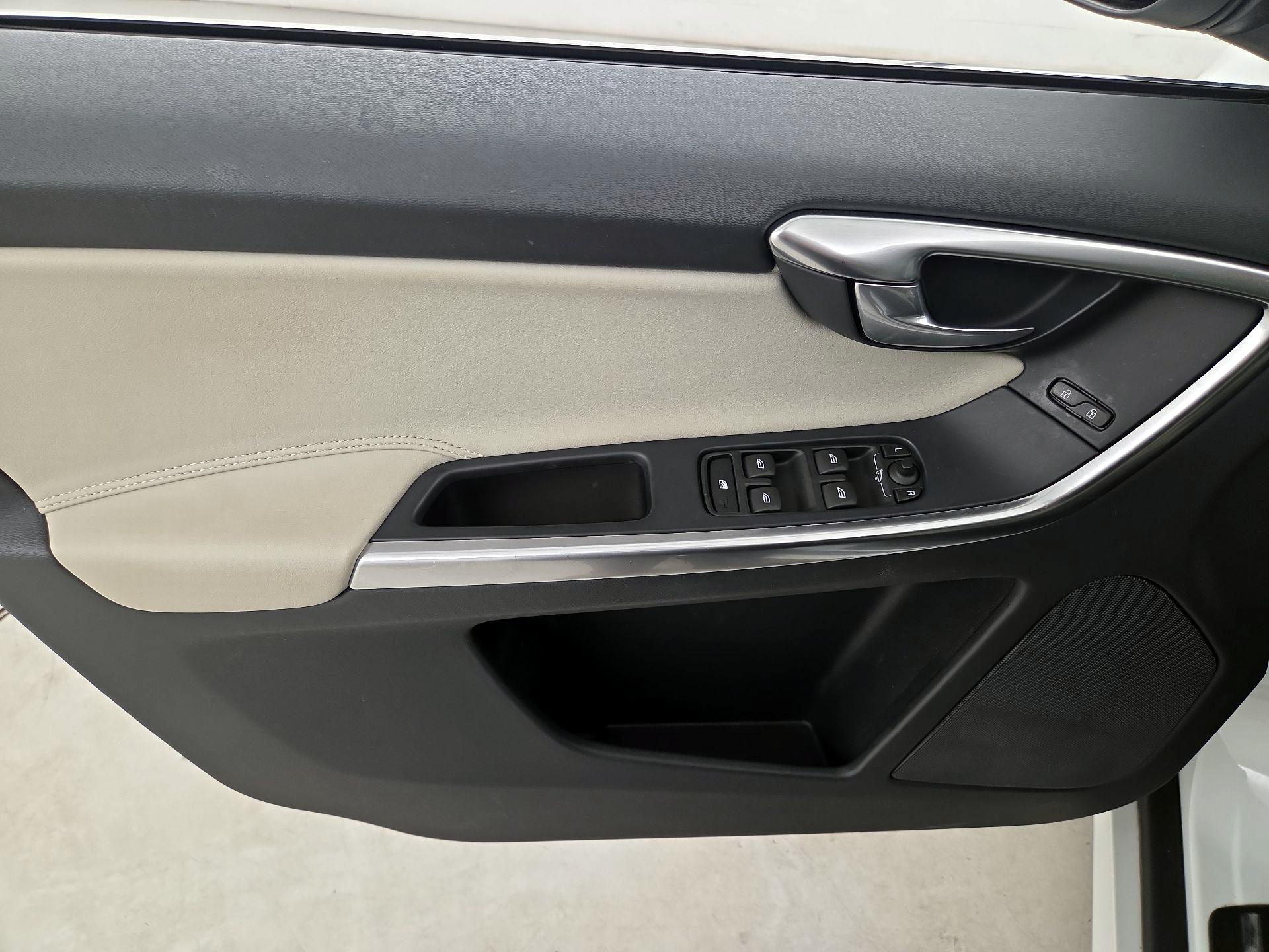 Thumbnail: 2017 Volvo XC60 - 12