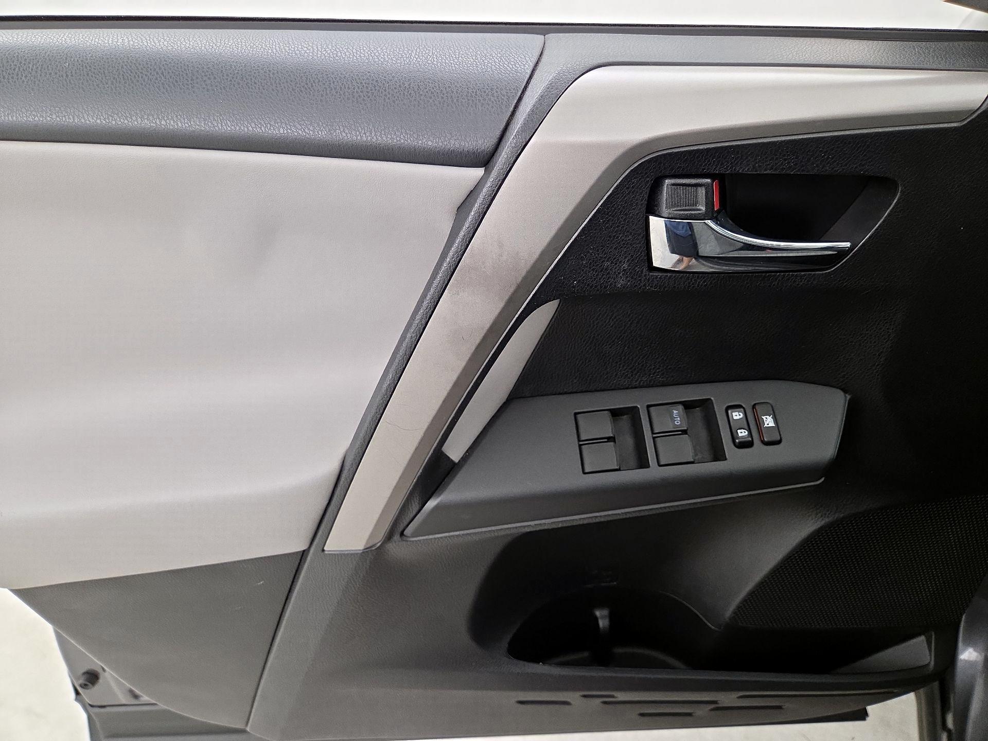 Thumbnail: 2016 Toyota RAV4 - 12