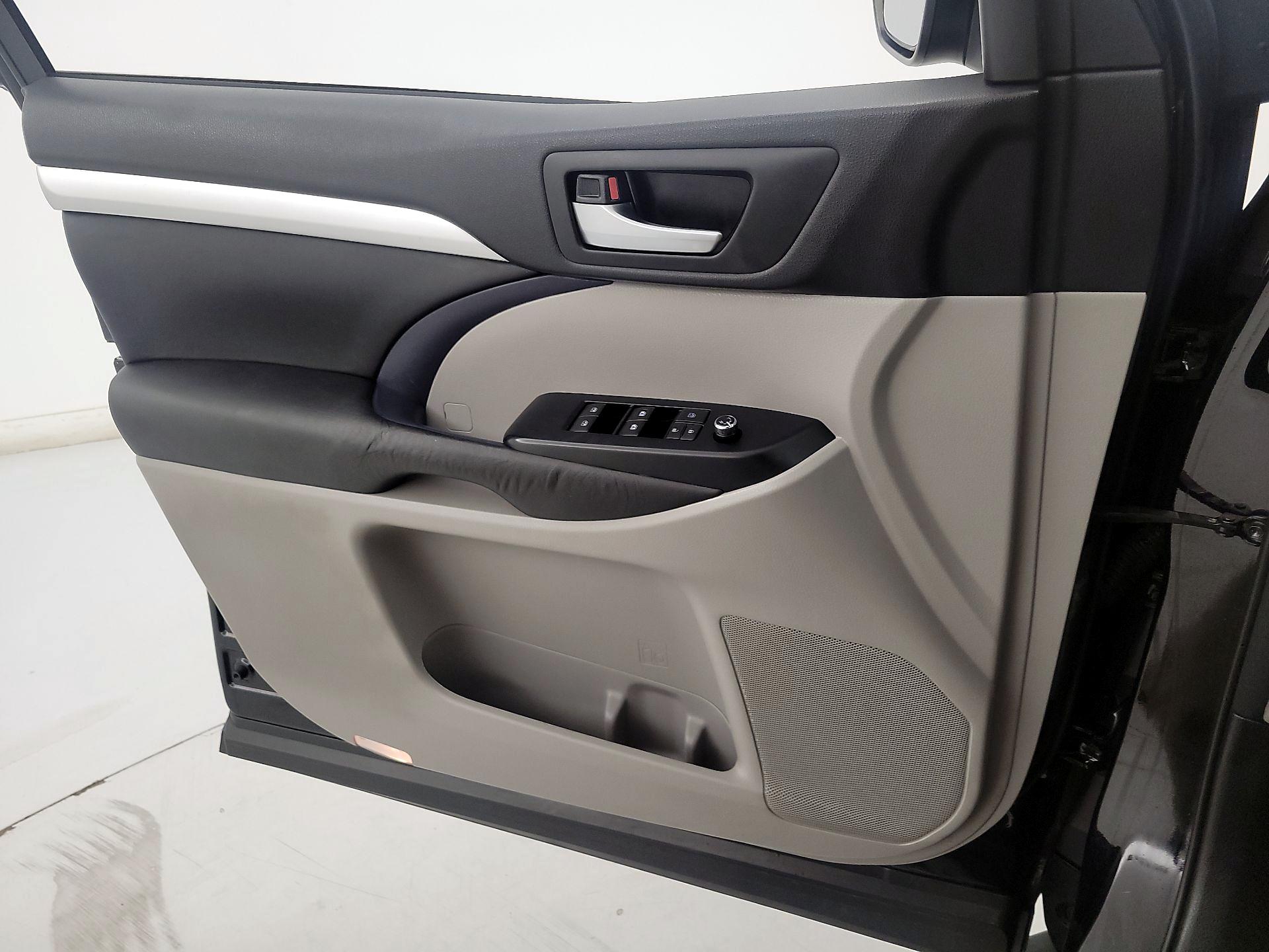 Thumbnail: 2016 Toyota Highlander - 12