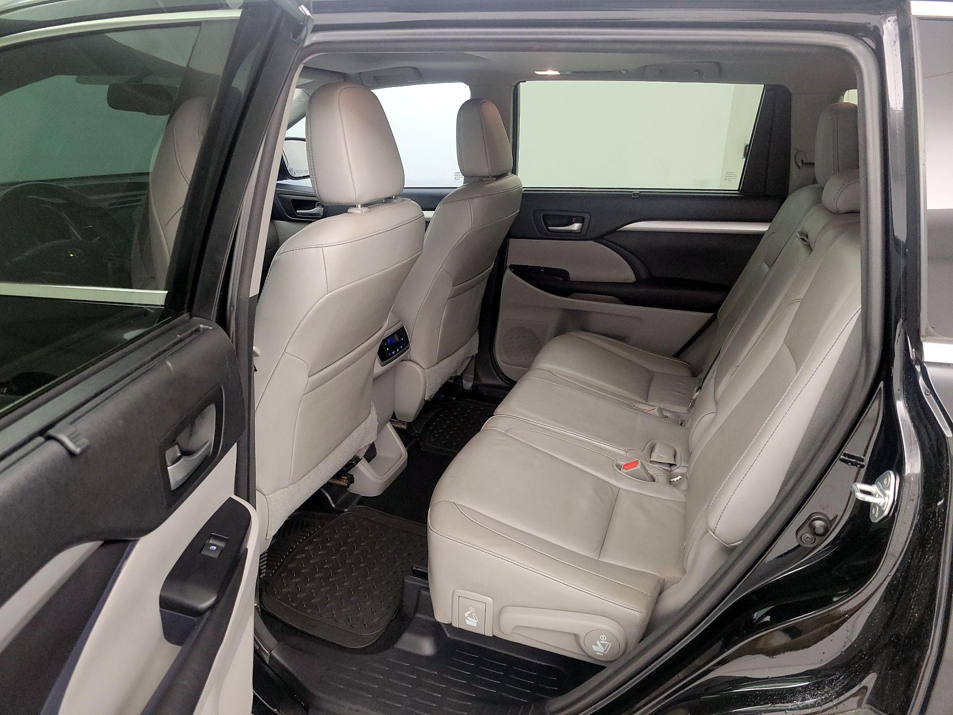 Thumbnail: 2016 Toyota Highlander - 17