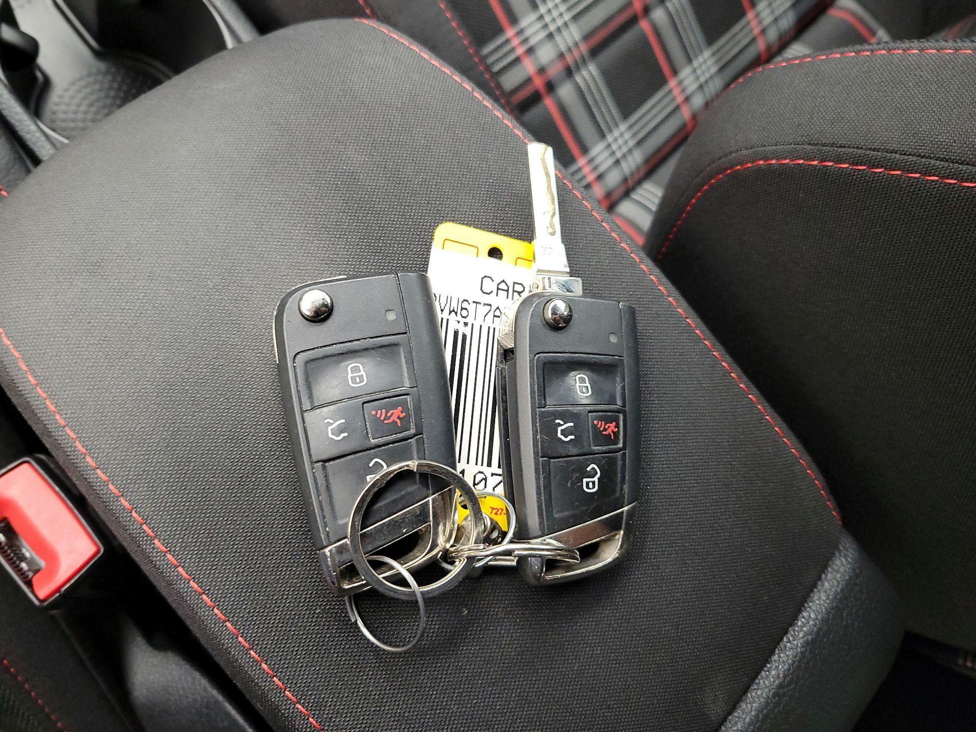 Thumbnail: 2019 Volkswagen Golf - 20